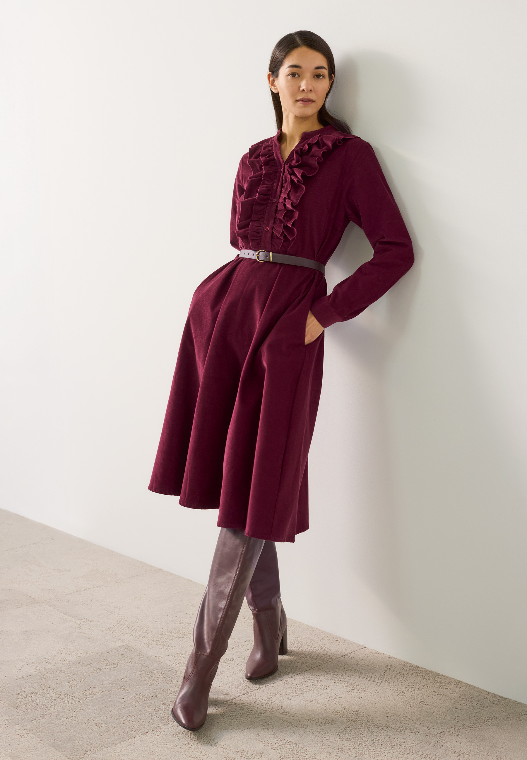 MORE & MORE Damen-Cordkleid mit Rüschen und Gürtel, Langarm, in Dunkelrot, hautfreundlich und weich.
