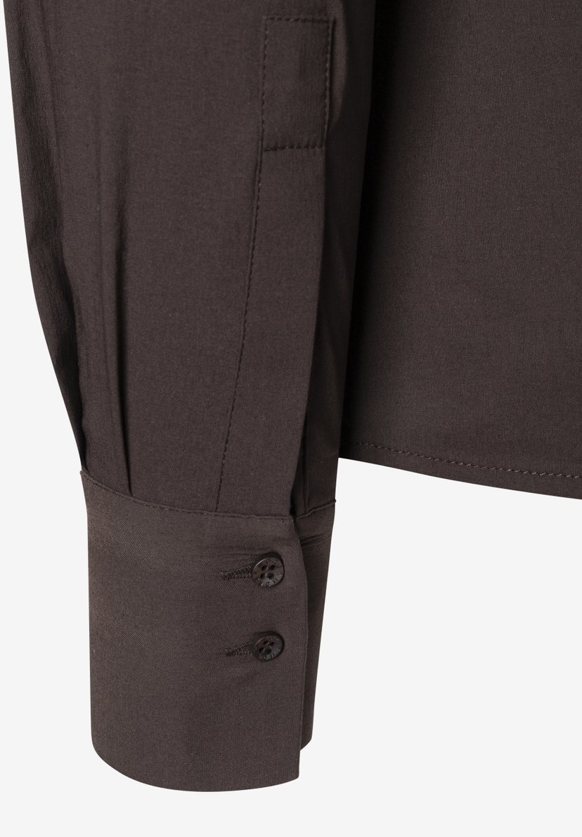 MORE & MORE Bluse: Detailaufnahme des Ärmelabschlusses einer dunkelbraunen Bluse mit Manschetten und zwei Knöpfen.
