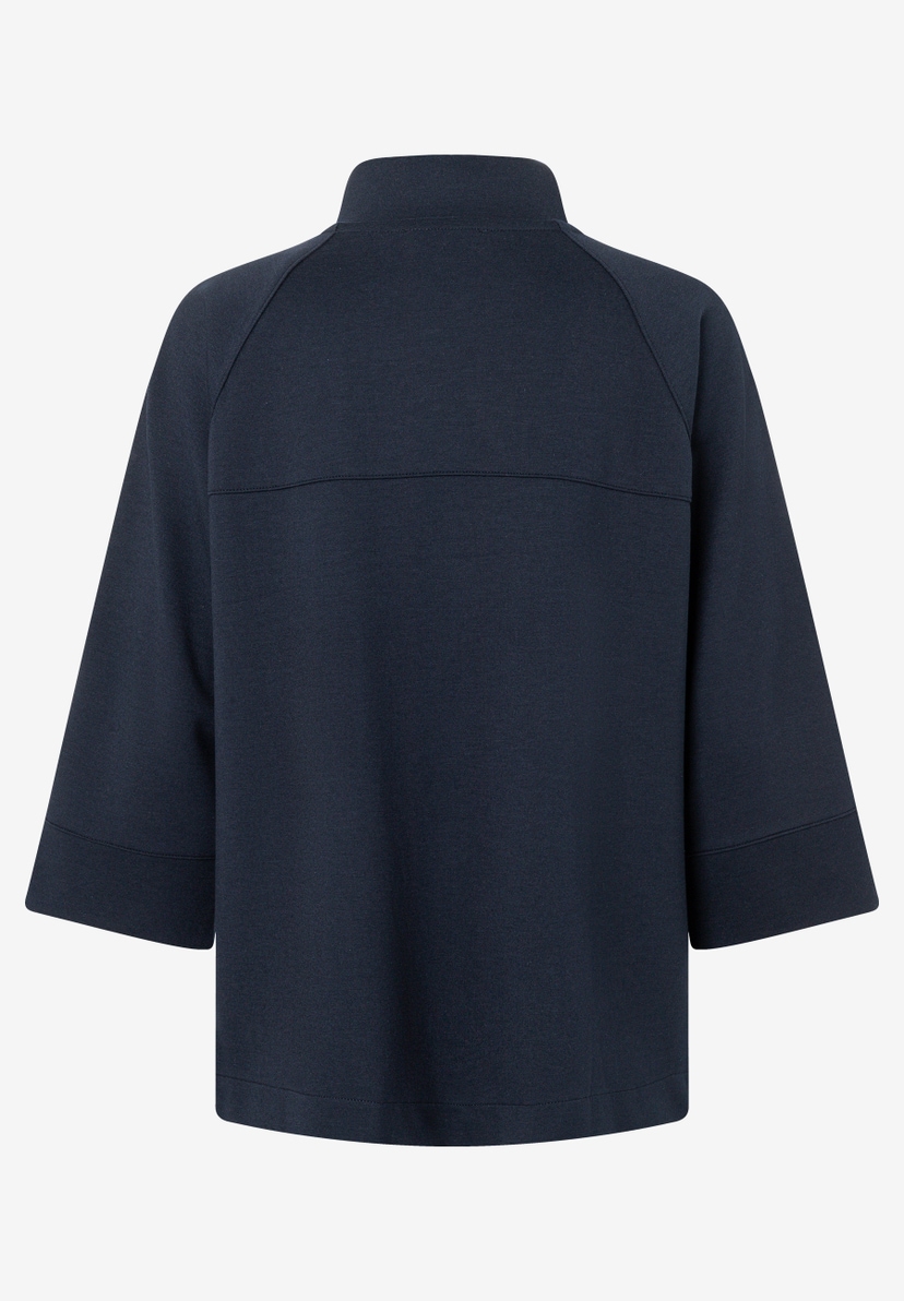 MORE & MORE Damen Sweatshirt in Dunkelblau mit Stehkragen und 3/4-Ärmeln, Rückansicht. MORE & MORE Damen Sweatshirt in Dunkelblau mit Stehkragen und 3/4-Ärmeln, Rückansicht.