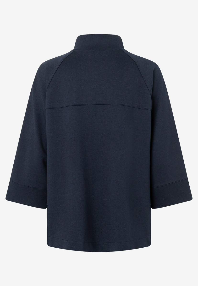 MORE & MORE Damen Sweatshirt in Dunkelblau mit Stehkragen und 3/4-Ärmeln, Rückansicht. MORE & MORE Damen Sweatshirt in Dunkelblau mit Stehkragen und 3/4-Ärmeln, Rückansicht.