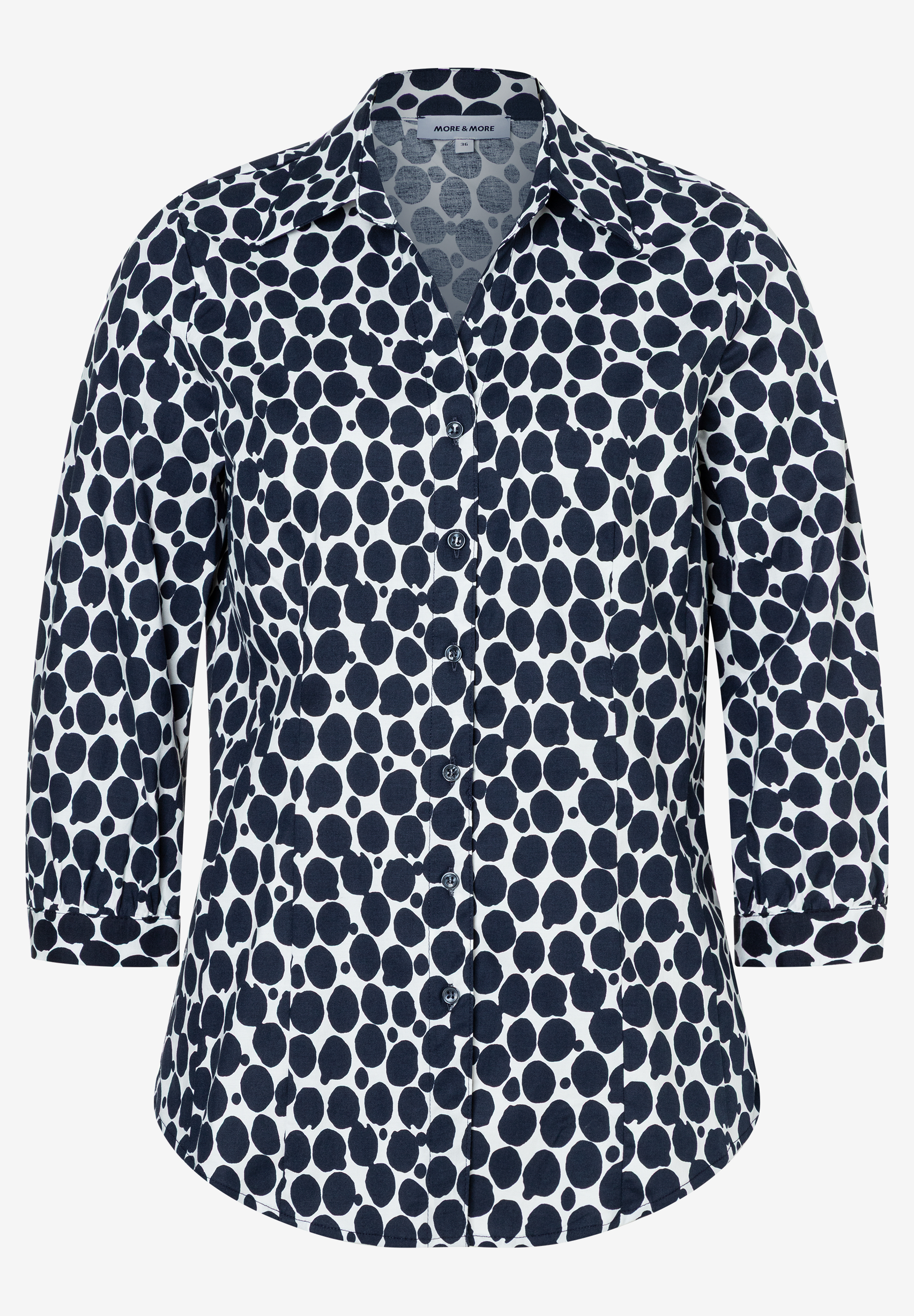 Eine MORE & MORE Bluse mit blau-weißem Punktmuster und Dreiviertelärmeln. Eine MORE & MORE Bluse mit blau-weißem Punktmuster und Dreiviertelärmeln.