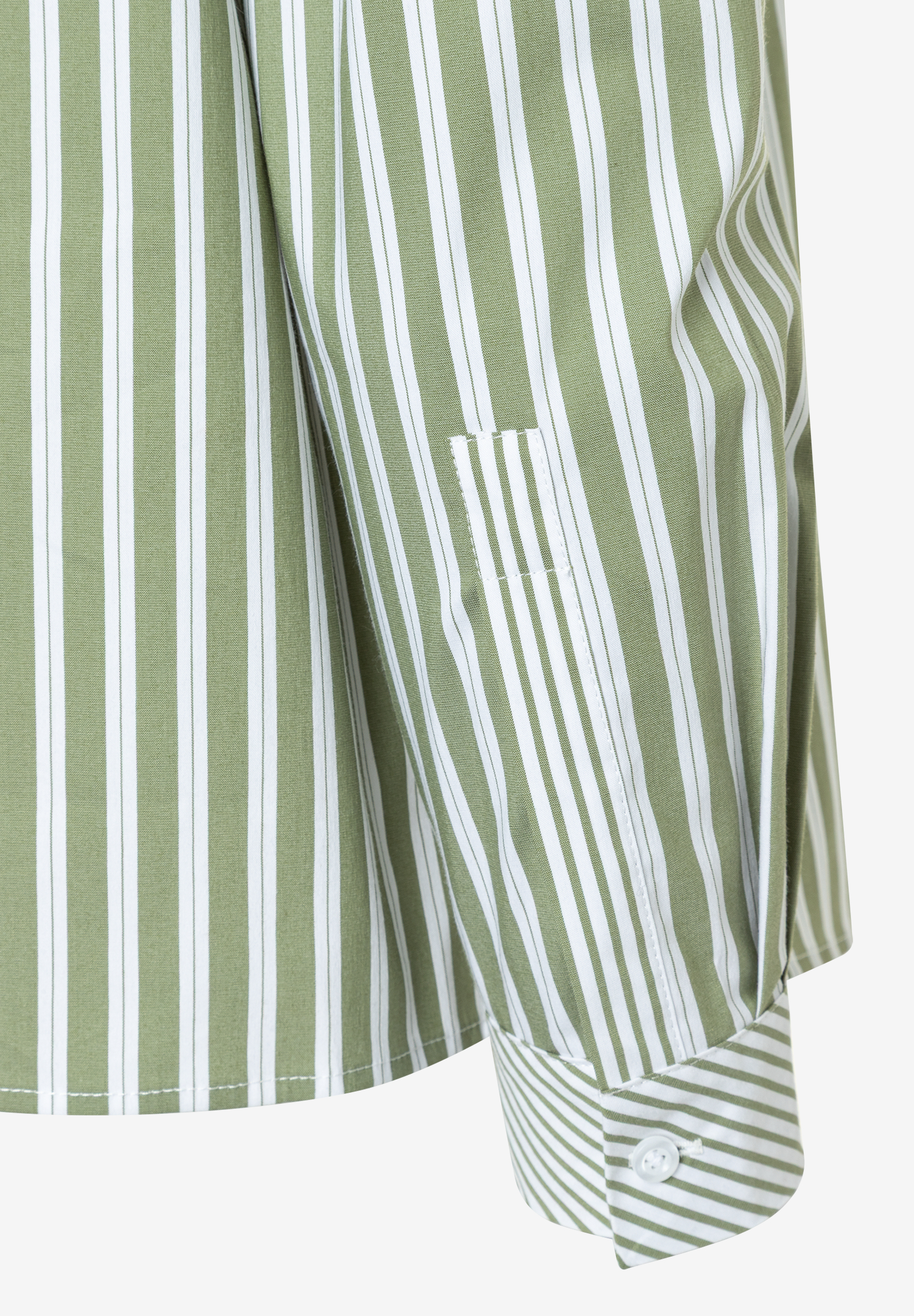 Detailansicht einer gestreiften MORE & MORE Bluse aus Popeline mit Brusttasche und Manschette. Detailansicht einer gestreiften MORE & MORE Bluse aus Popeline mit Brusttasche und Manschette.