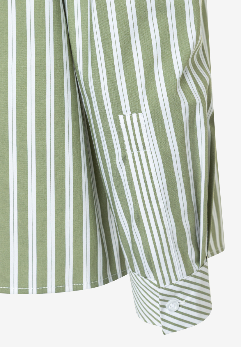 Detailansicht einer gestreiften MORE & MORE Bluse aus Popeline mit Brusttasche und Manschette. Detailansicht einer gestreiften MORE & MORE Bluse aus Popeline mit Brusttasche und Manschette.