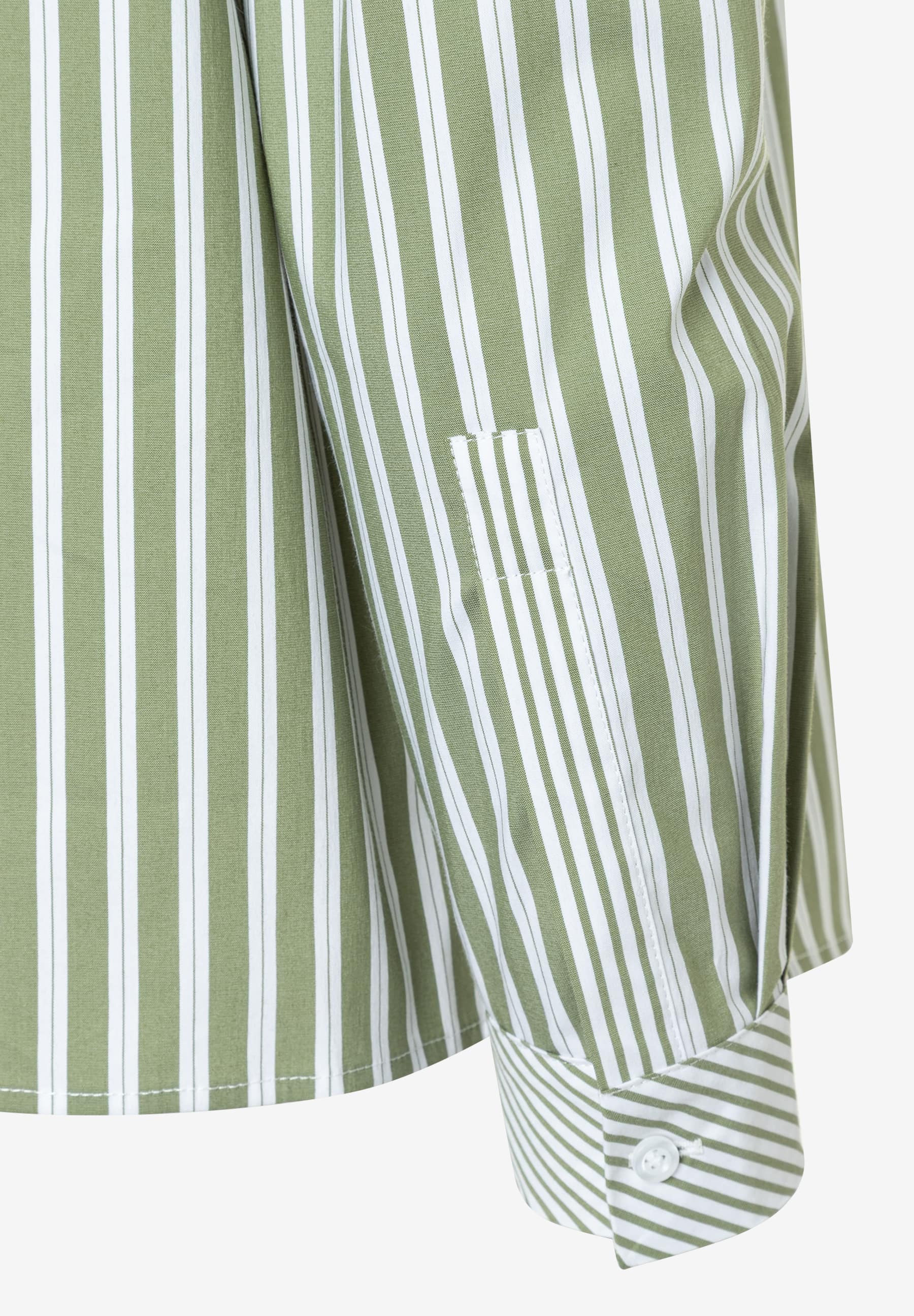 Detailansicht einer gestreiften MORE & MORE Bluse aus Popeline mit Brusttasche und Manschette. Detailansicht einer gestreiften MORE & MORE Bluse aus Popeline mit Brusttasche und Manschette.