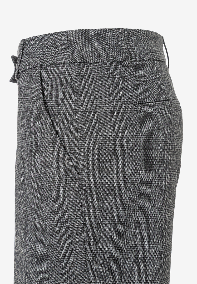 Detailaufnahme einer grau karierten MORE & MORE Hose mit Bund und Tasche. Angenehmer, elastischer Tragekomfort. Detailaufnahme einer grau karierten MORE & MORE Hose mit Bund und Tasche. Angenehmer, elastischer Tragekomfort.