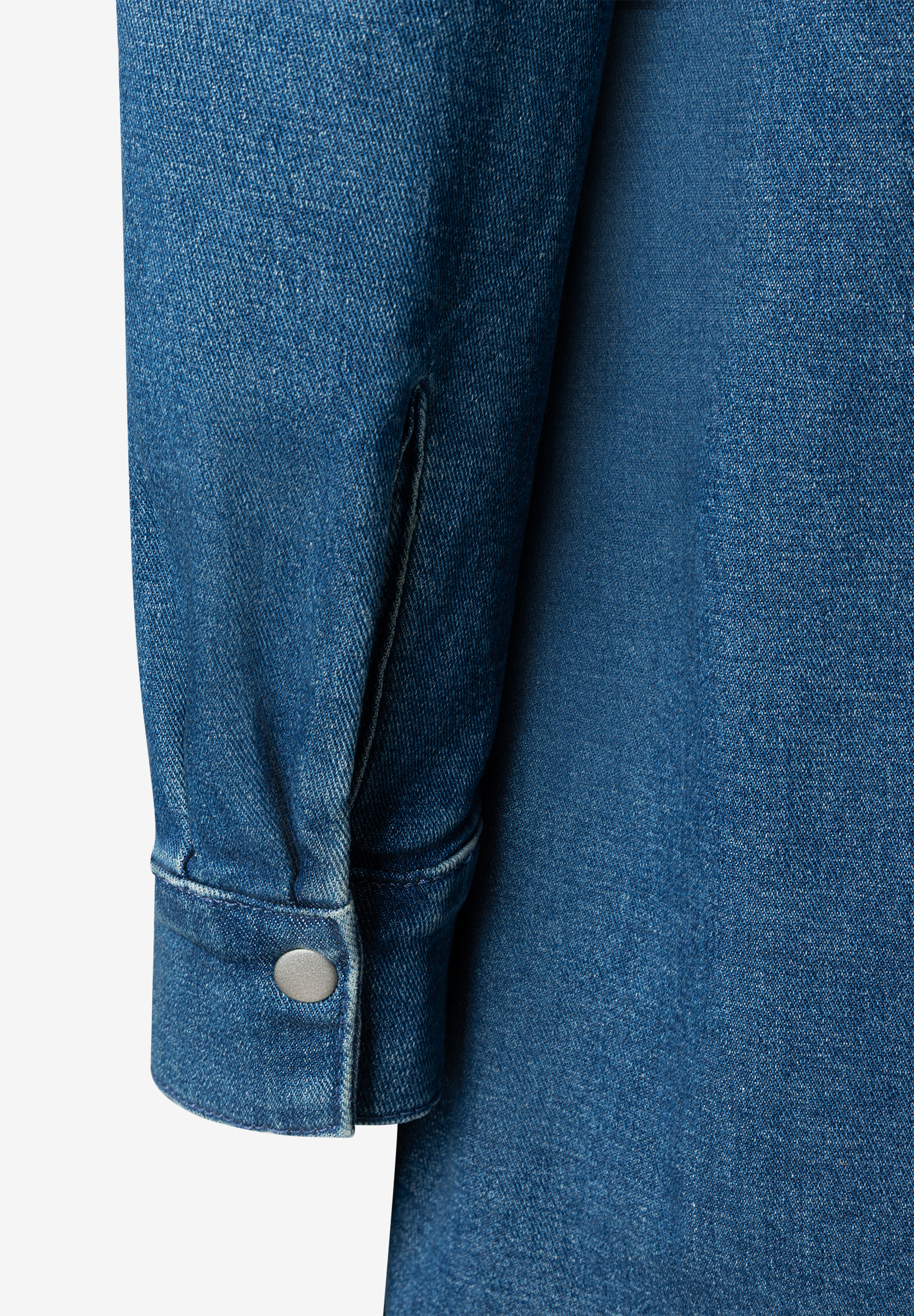 Detailaufnahme eines blauen Jeansstoff-Oberteils von MORE & MORE, das angenehm und elastisch ist. Detailaufnahme eines blauen Jeansstoff-Oberteils von MORE & MORE, das angenehm und elastisch ist.