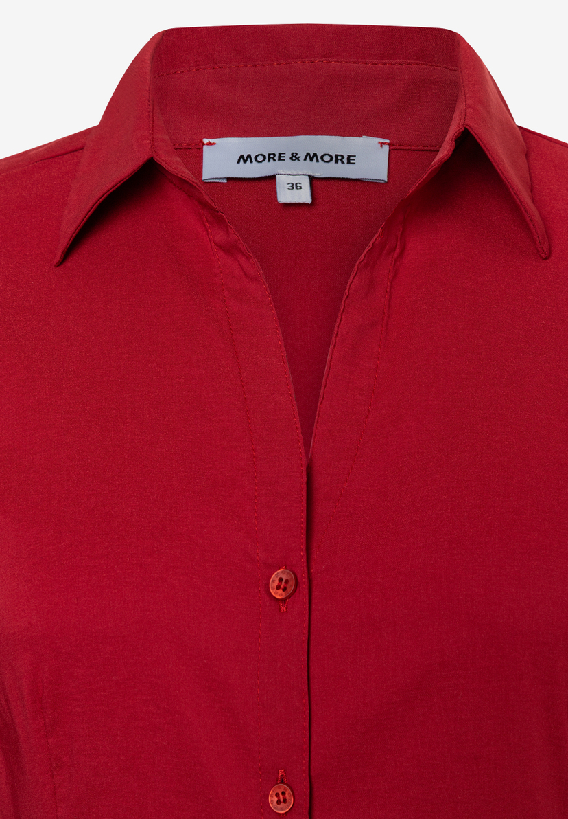 MORE & MORE Bluse aus roter Popeline mit Kragen und Knöpfen, Grösse 36. MORE & MORE Bluse aus roter Popeline mit Kragen und Knöpfen, Grösse 36.