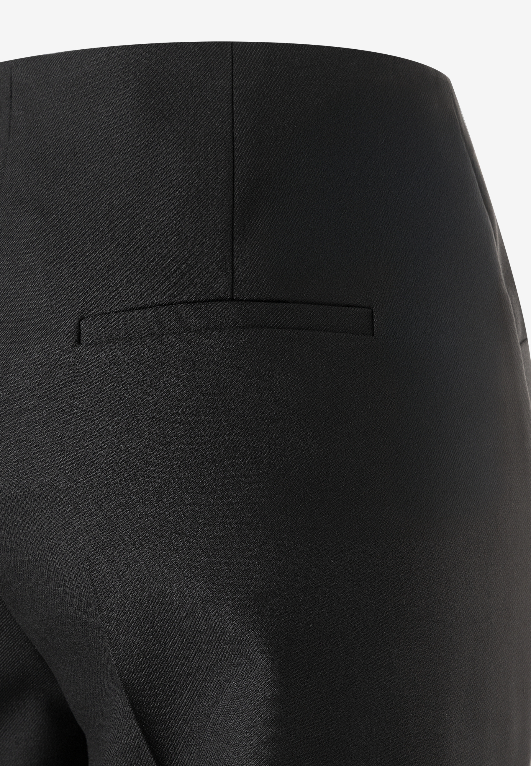 Detailaufnahme der MORE & MORE Hose. Das schwarze, fließende Gewebe zeigt eine angedeutete Gesäßtasche. Detailaufnahme der MORE & MORE Hose. Das schwarze, fließende Gewebe zeigt eine angedeutete Gesäßtasche.