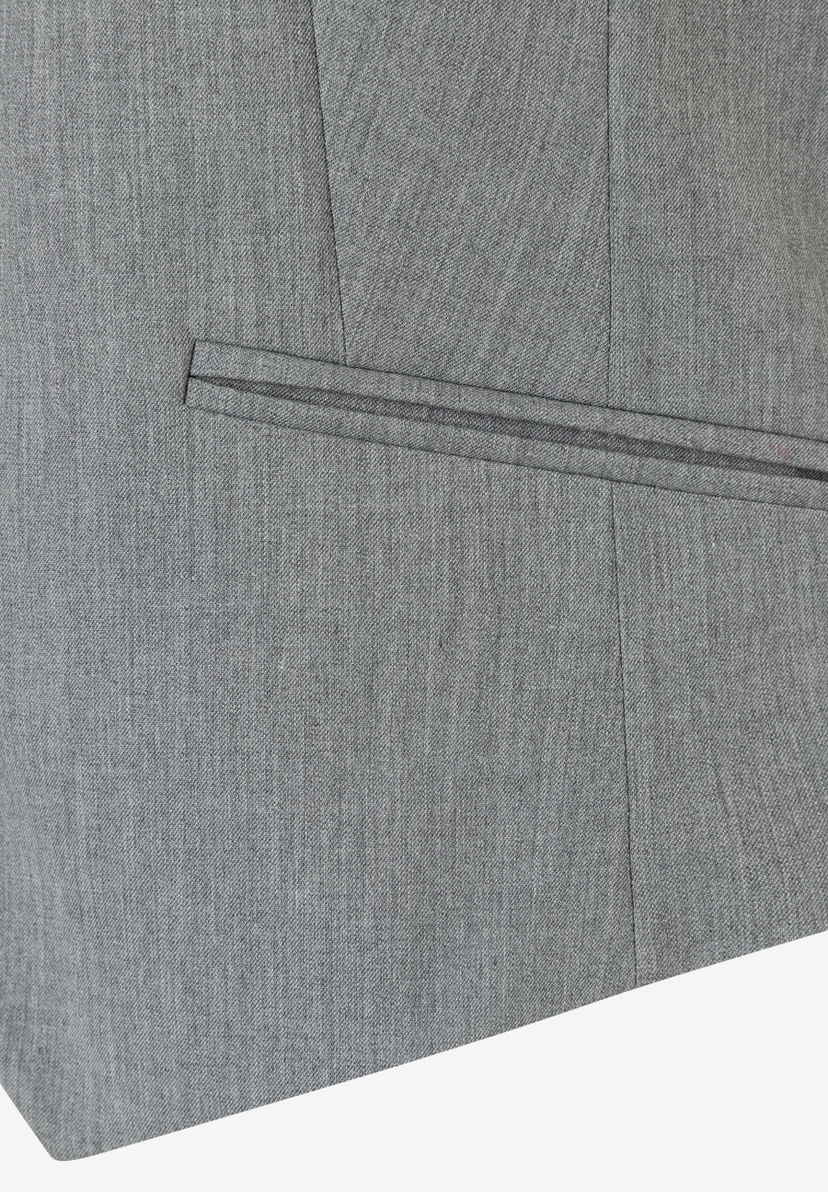 Nahaufnahme vom grauen MORE & MORE Blazer mit angedeuteter Tasche. Webware und Viskosemischung bieten Komfort und Elastizität. Nahaufnahme vom grauen MORE & MORE Blazer mit angedeuteter Tasche. Webware und Viskosemischung bieten Komfort und Elastizität.