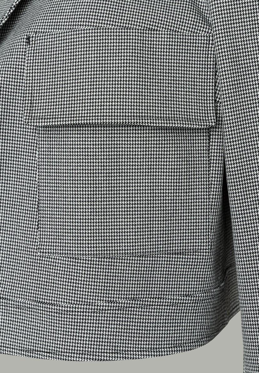 Detailaufnahme eines MORE & MORE Blazers mit Hahnentrittmuster und aufgesetzter Tasche. Detailaufnahme eines MORE & MORE Blazers mit Hahnentrittmuster und aufgesetzter Tasche.