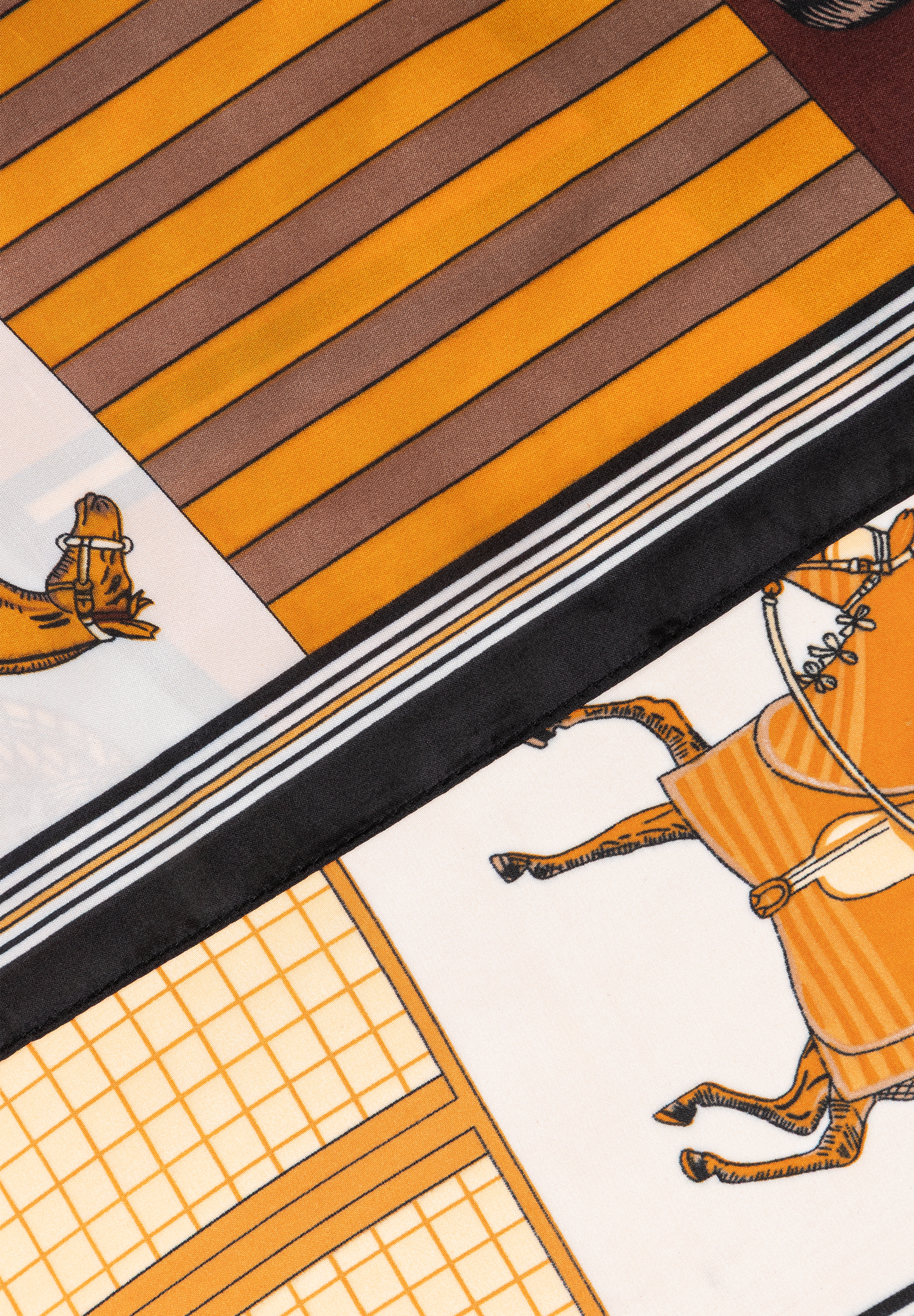 MORE & MORE Accessoire: Ein quadratisches Halstuch mit Muster aus braun-orangen Streifen und Pferden.
