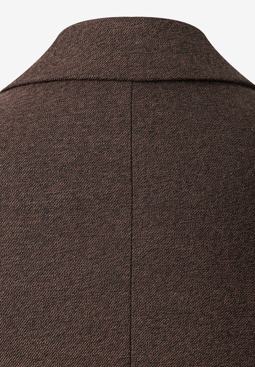 MORE & MORE Blazer in Dunkelbraun, Rückansicht mit Stehkragen und Details des diagonalen Webmusters.