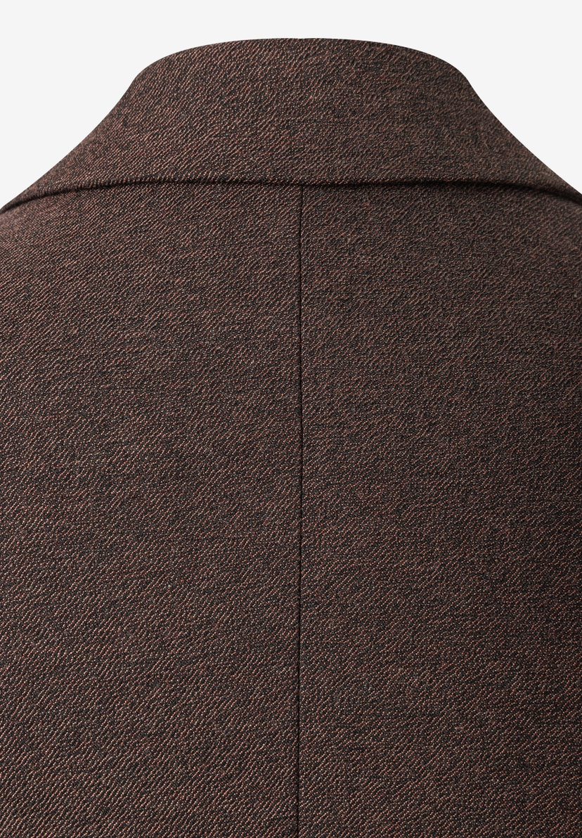 MORE & MORE Blazer in Dunkelbraun, Rückansicht mit Stehkragen und Details des diagonalen Webmusters. MORE & MORE Blazer in Dunkelbraun, Rückansicht mit Stehkragen und Details des diagonalen Webmusters.