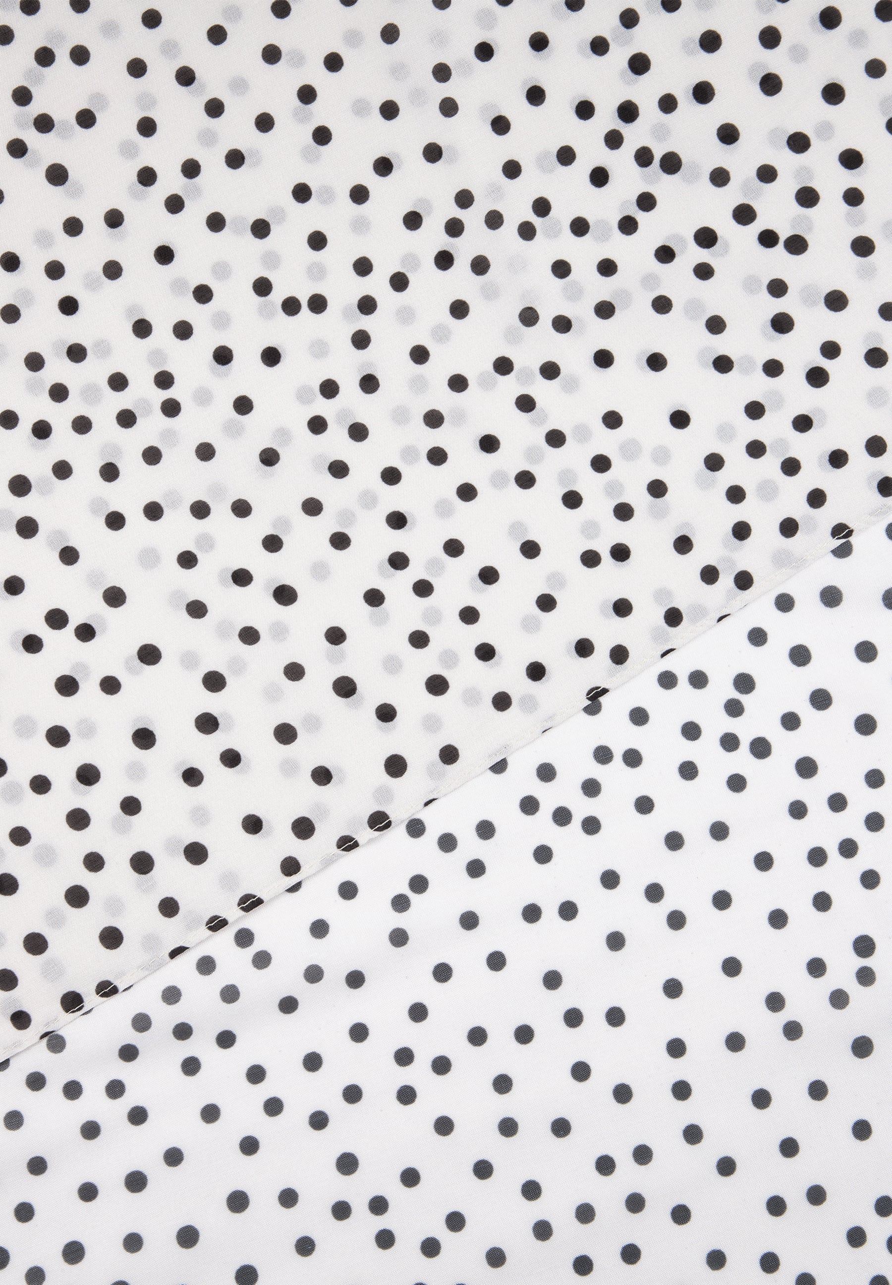 MORE & MORE Accessoires: Nahaufnahme des fein gepunkteten Stoffes in Schwarz auf Weiß. MORE & MORE Accessoires: Nahaufnahme des fein gepunkteten Stoffes in Schwarz auf Weiß.