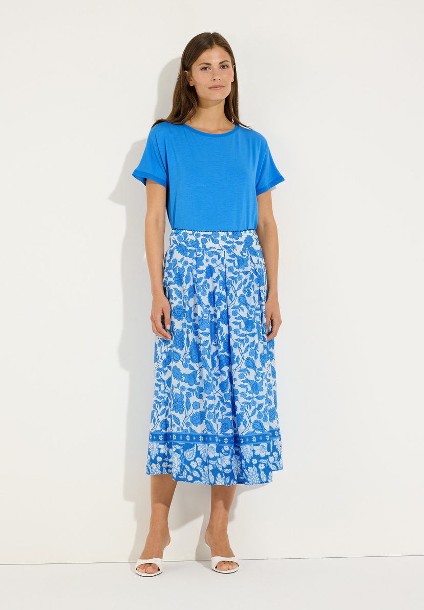MORE & MORE Rock aus Webware mit floralem Muster in Blau und Weiß, kombiniert mit blauem Oberteil, hautfreundlich MORE & MORE Rock aus Webware mit floralem Muster in Blau und Weiß, kombiniert mit blauem Oberteil, hautfreundlich