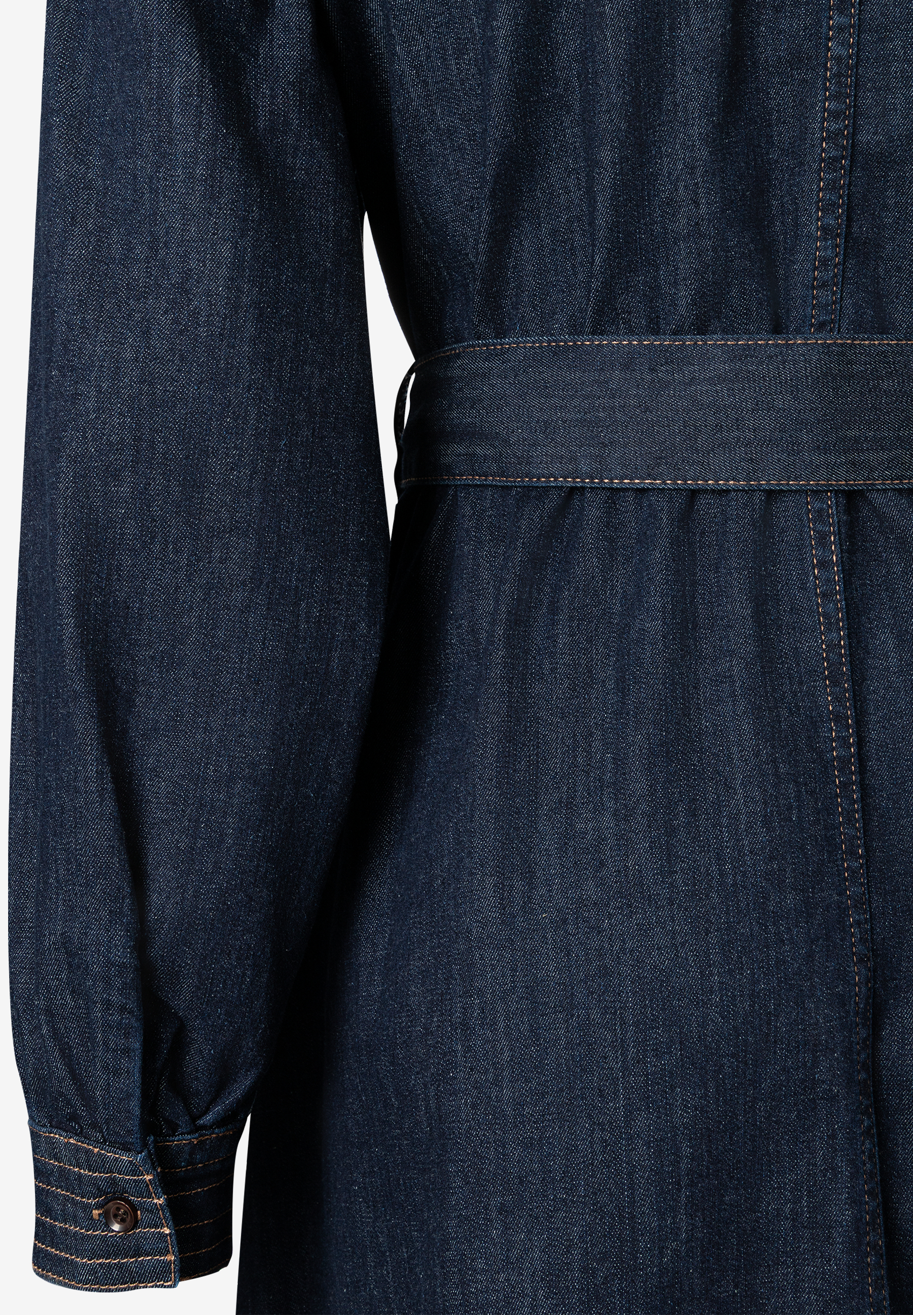 Detailaufnahme eines MORE & MORE Oberteils aus Jeansstoff mit Ärmel und Gürtel. Detailaufnahme eines MORE & MORE Oberteils aus Jeansstoff mit Ärmel und Gürtel.