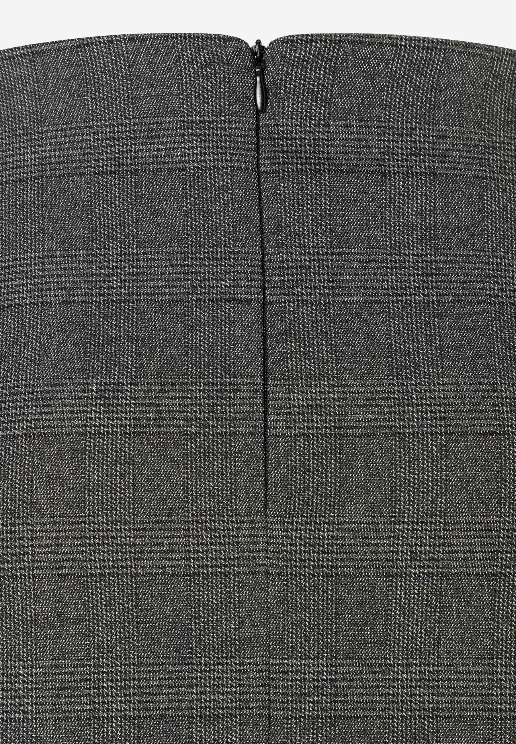 Detailansicht eines MORE & MORE Rocks mit Webware und Reißverschluss. Detailansicht eines MORE & MORE Rocks mit Webware und Reißverschluss.