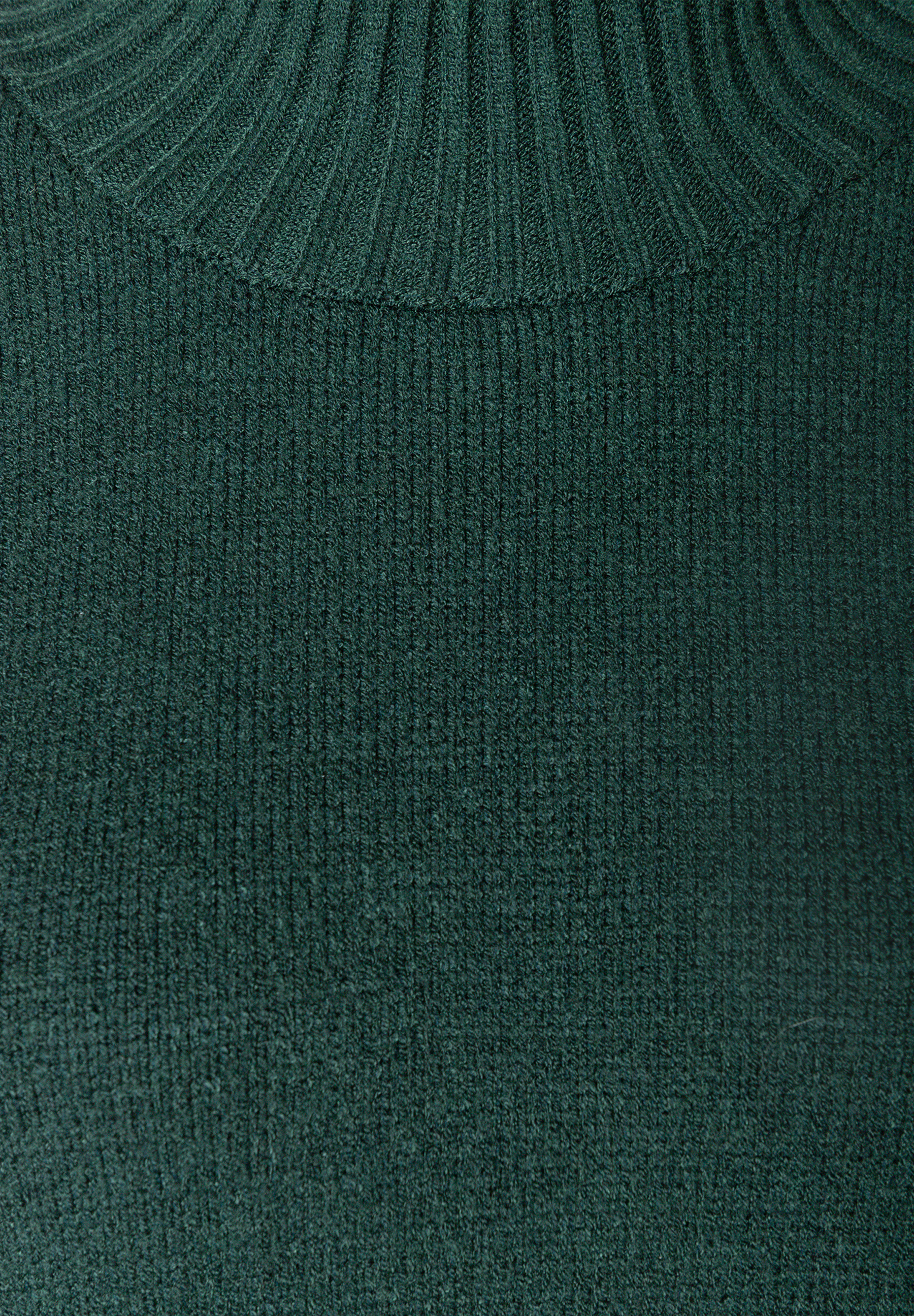 MORE & MORE Damen Rippstrickkleid in Dunkelgrün. Detailaufnahme des Stoffes, der gerippt und weich erscheint.