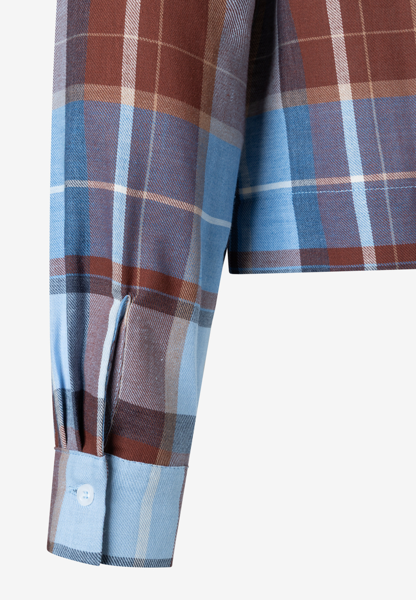 Detailaufnahme Ärmel einer blau-braun karierten MORE & MORE Bluse. Webware mit angenehmem Tragekomfort. Detailaufnahme Ärmel einer blau-braun karierten MORE & MORE Bluse. Webware mit angenehmem Tragekomfort.
