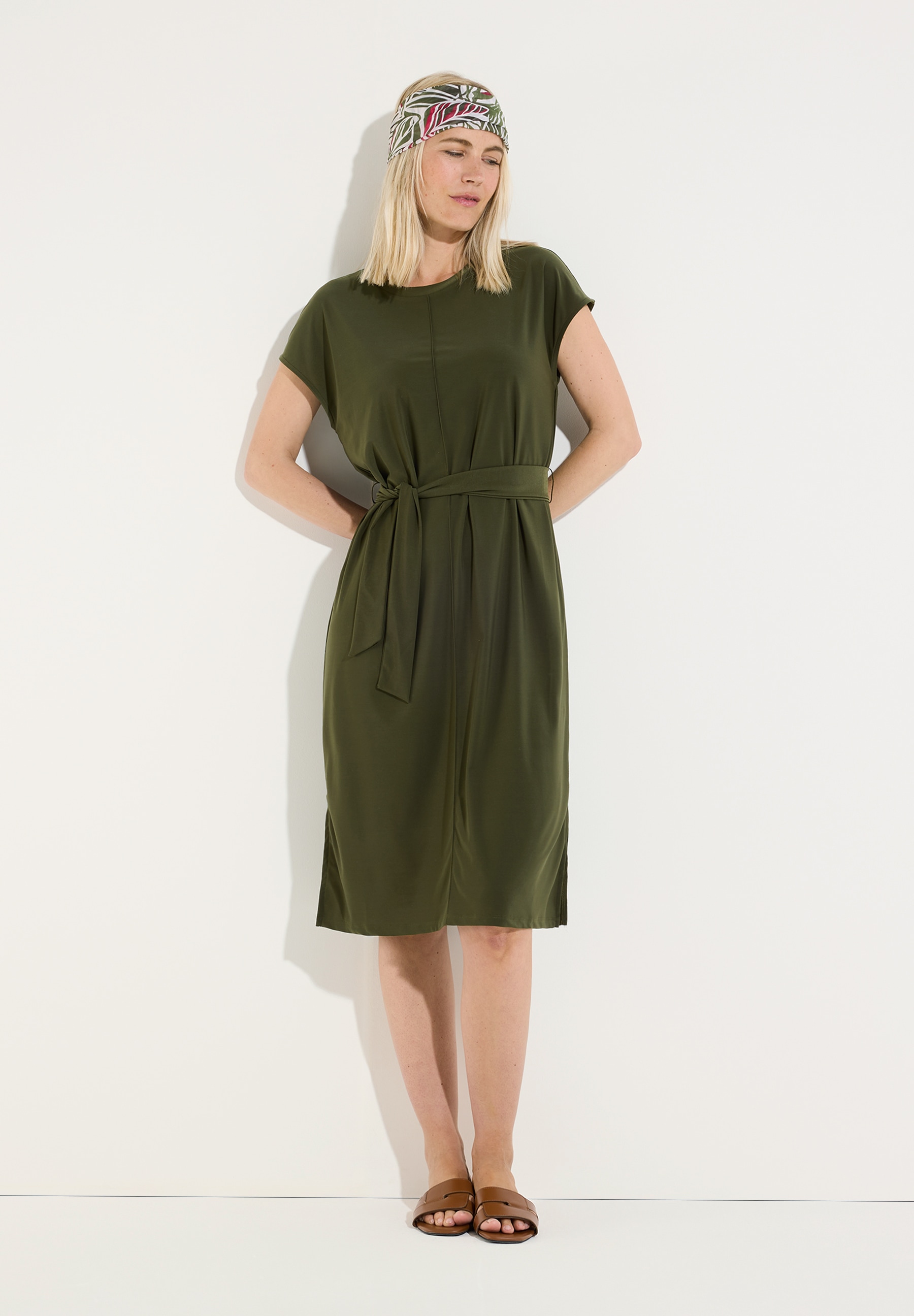 MORE & MORE Kleid in Olivgrün, knielang, mit Bindegürtel und breitem Blumen-Haarband