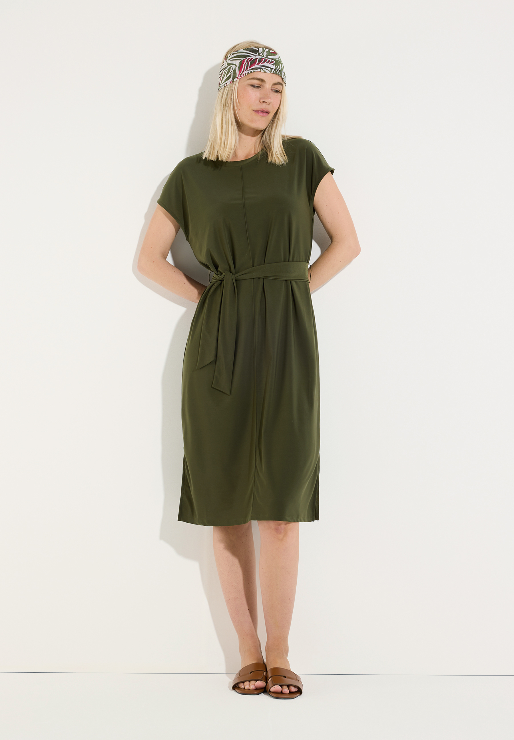 MORE & MORE Kleid in Olivgrün, knielang, mit Bindegürtel und breitem Blumen-Haarband