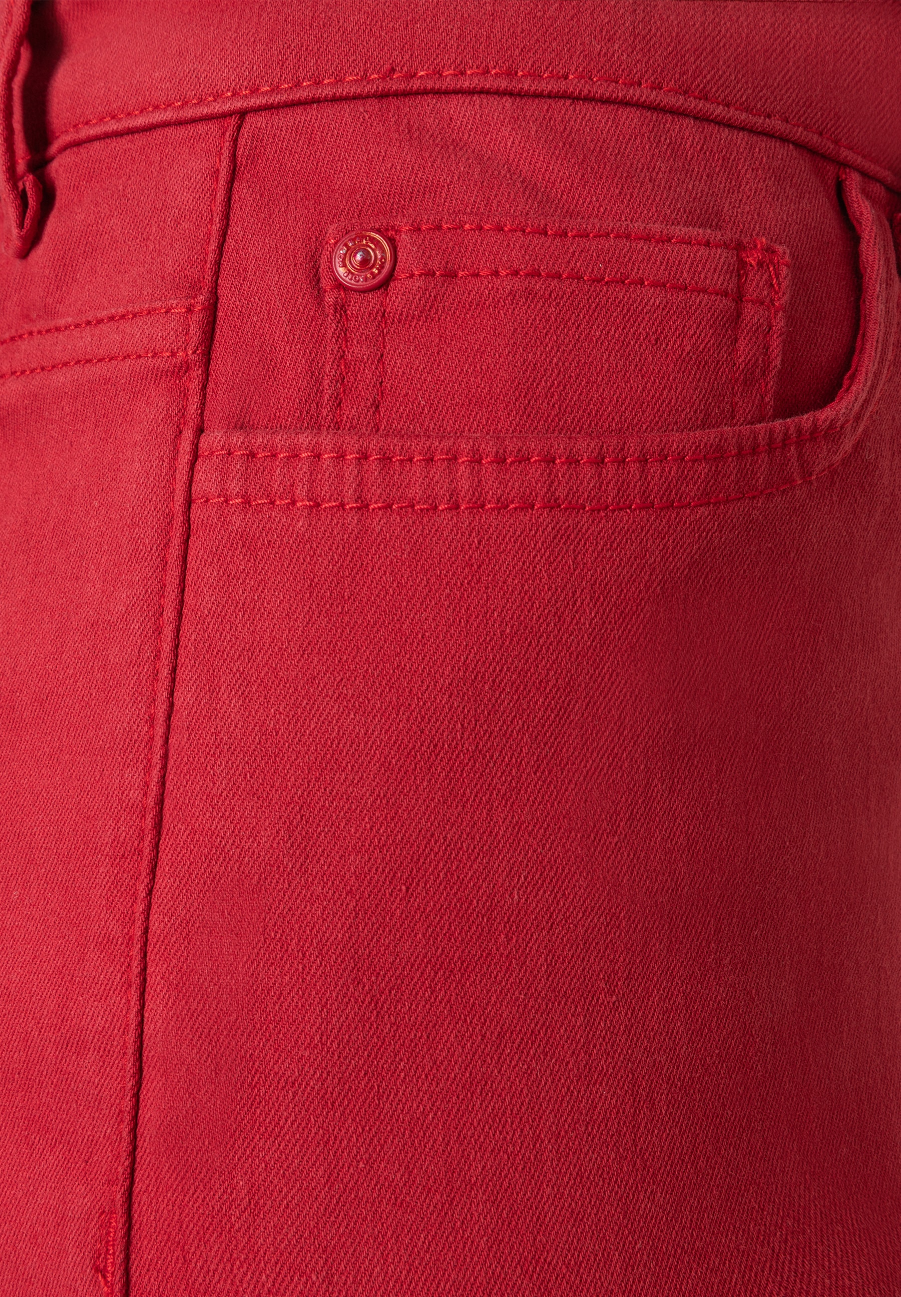 MORE & MORE Jeans aus rotem Denim. Detailansicht der Gesäßtasche mit Knopf. Angenehmer Tragekomfort, elastisch. MORE & MORE Jeans aus rotem Denim. Detailansicht der Gesäßtasche mit Knopf. Angenehmer Tragekomfort, elastisch.