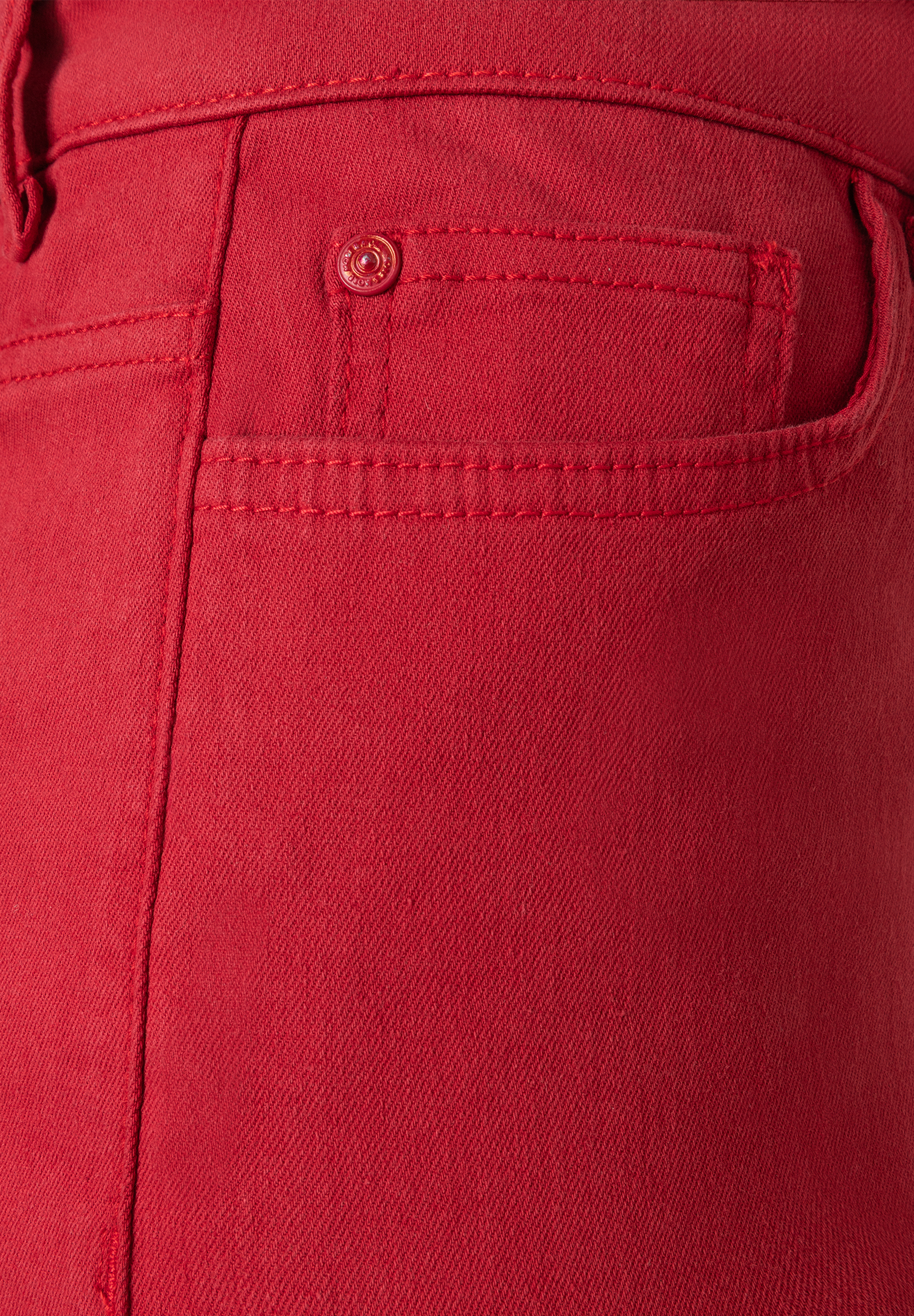 MORE & MORE Jeans aus rotem Denim. Detailansicht der Gesäßtasche mit Knopf. Angenehmer Tragekomfort, elastisch. MORE & MORE Jeans aus rotem Denim. Detailansicht der Gesäßtasche mit Knopf. Angenehmer Tragekomfort, elastisch.