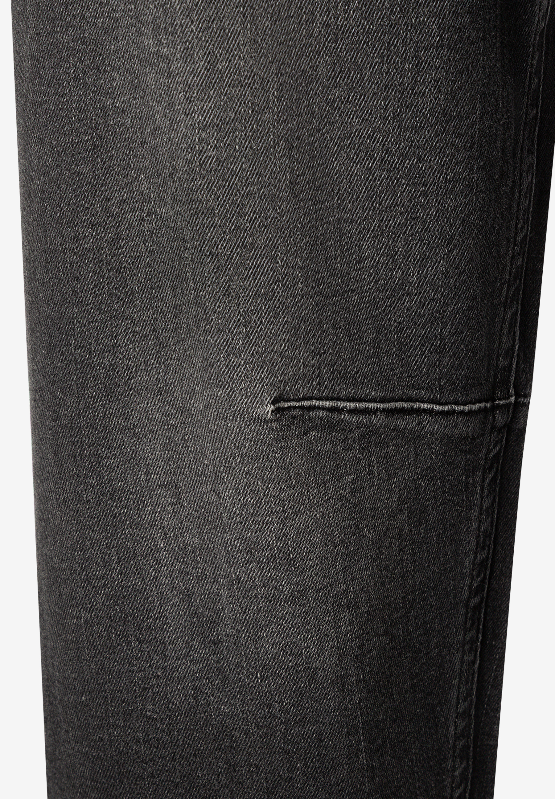MORE & MORE Jeans Detailansicht: eine dunkle, graue Jeans mit horizontaler Ziernaht. Das Gewebe ist leicht glänzend. MORE & MORE Jeans Detailansicht: eine dunkle, graue Jeans mit horizontaler Ziernaht. Das Gewebe ist leicht glänzend.