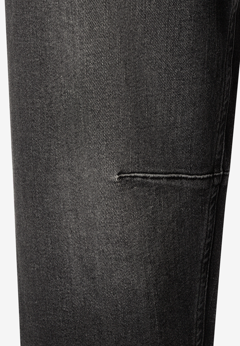 MORE & MORE Jeans Detailansicht: eine dunkle, graue Jeans mit horizontaler Ziernaht. Das Gewebe ist leicht glänzend. MORE & MORE Jeans Detailansicht: eine dunkle, graue Jeans mit horizontaler Ziernaht. Das Gewebe ist leicht glänzend.