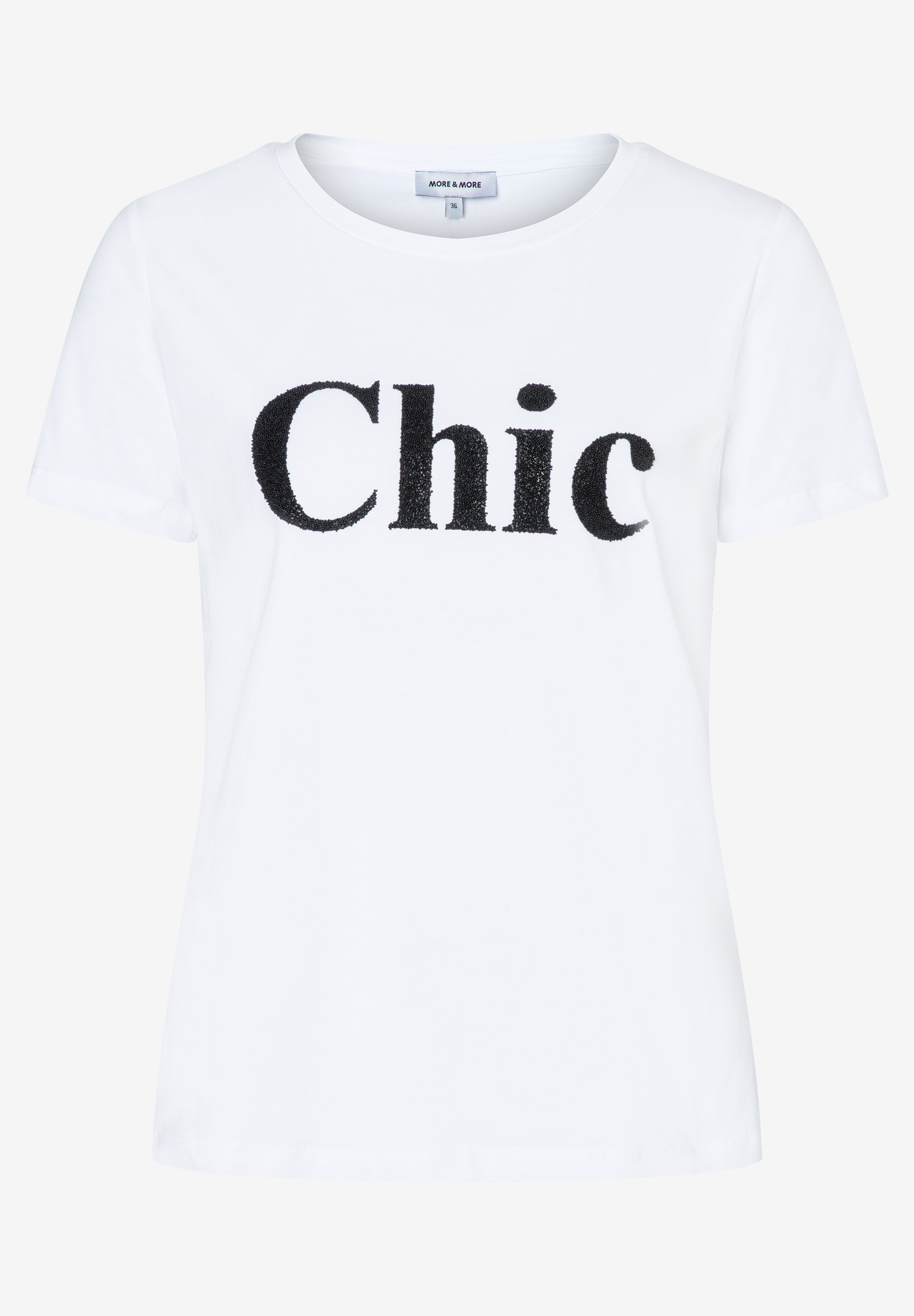 Ein weißes MORE & MORE T-Shirt mit dem glitzernden schwarzen Schriftzug "Chic". Ein weißes MORE & MORE T-Shirt mit dem glitzernden schwarzen Schriftzug "Chic".