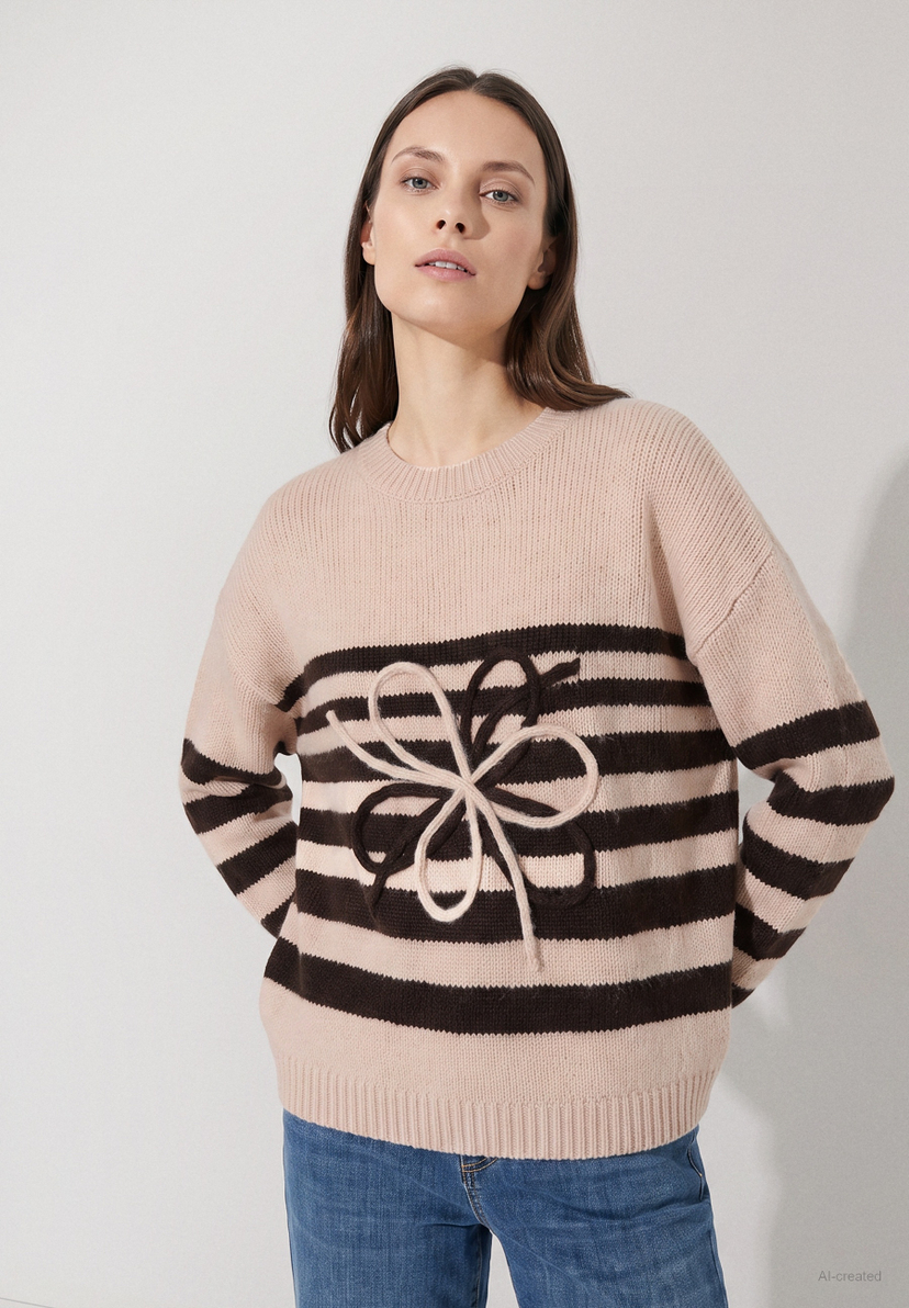 MORE & MORE Damen Pullover: hellbraun-dunkelbraun gestreift, 3D-Schleifendesign auf der Vorderseite, Rundhals, Langarm. MORE & MORE Damen Pullover: hellbraun-dunkelbraun gestreift, 3D-Schleifendesign auf der Vorderseite, Rundhals, Langarm.