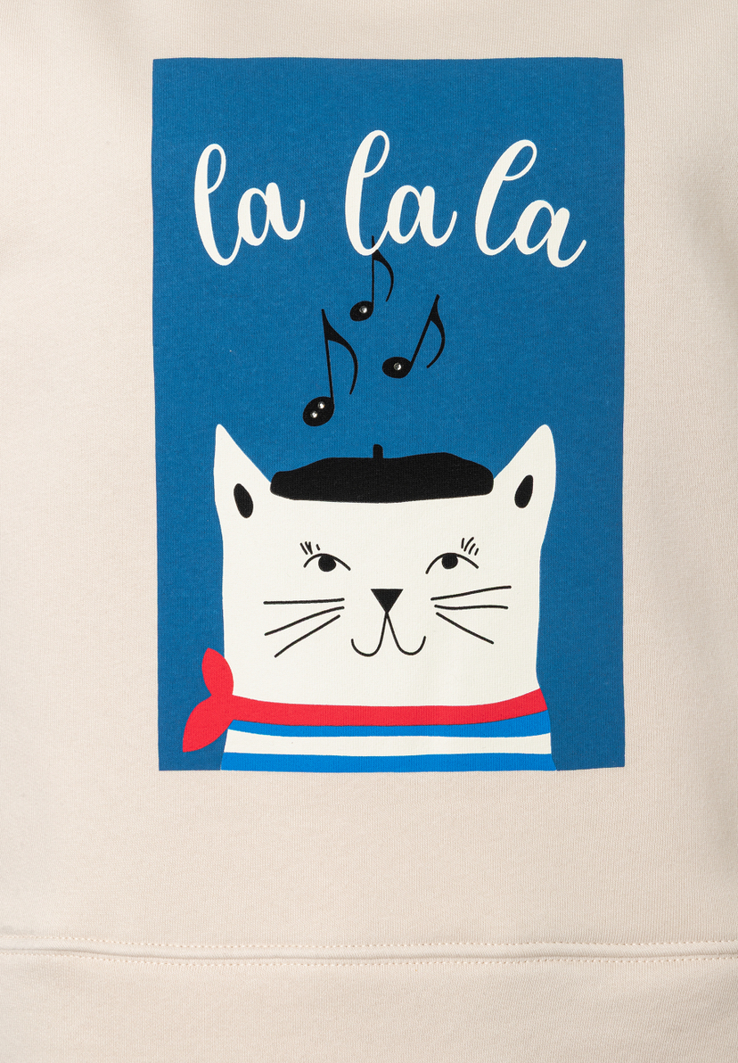 Detailansicht eines MORE & MORE Sweatshirts mit einer Grafik, die eine Katze mit Baskenmütze, Noten und dem Schriftzug 'La la la' zeigt. Detailansicht eines MORE & MORE Sweatshirts mit einer Grafik, die eine Katze mit Baskenmütze, Noten und dem Schriftzug 'La la la' zeigt.