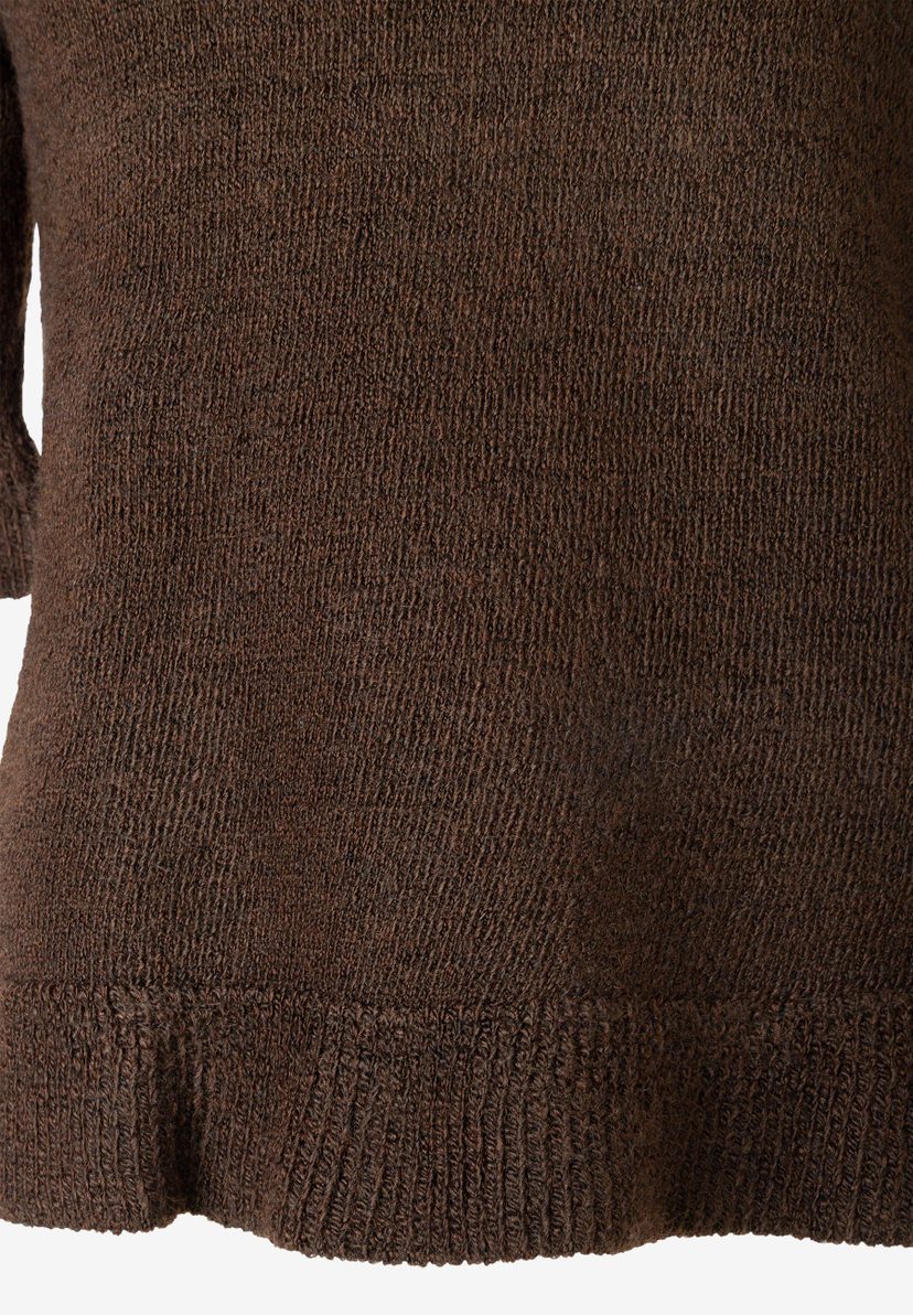MORE & MORE Pullover: Nahaufnahme des braunen Strickpullovers mit Rippenstrick-Saum und zarter Textur.