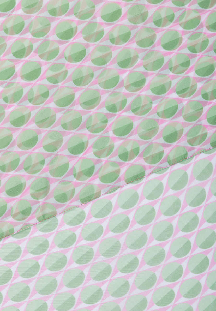 Ein Accessoire von MORE & MORE mit einem Muster aus grünen Kreisen auf rosa Rauten. Ein Accessoire von MORE & MORE mit einem Muster aus grünen Kreisen auf rosa Rauten.