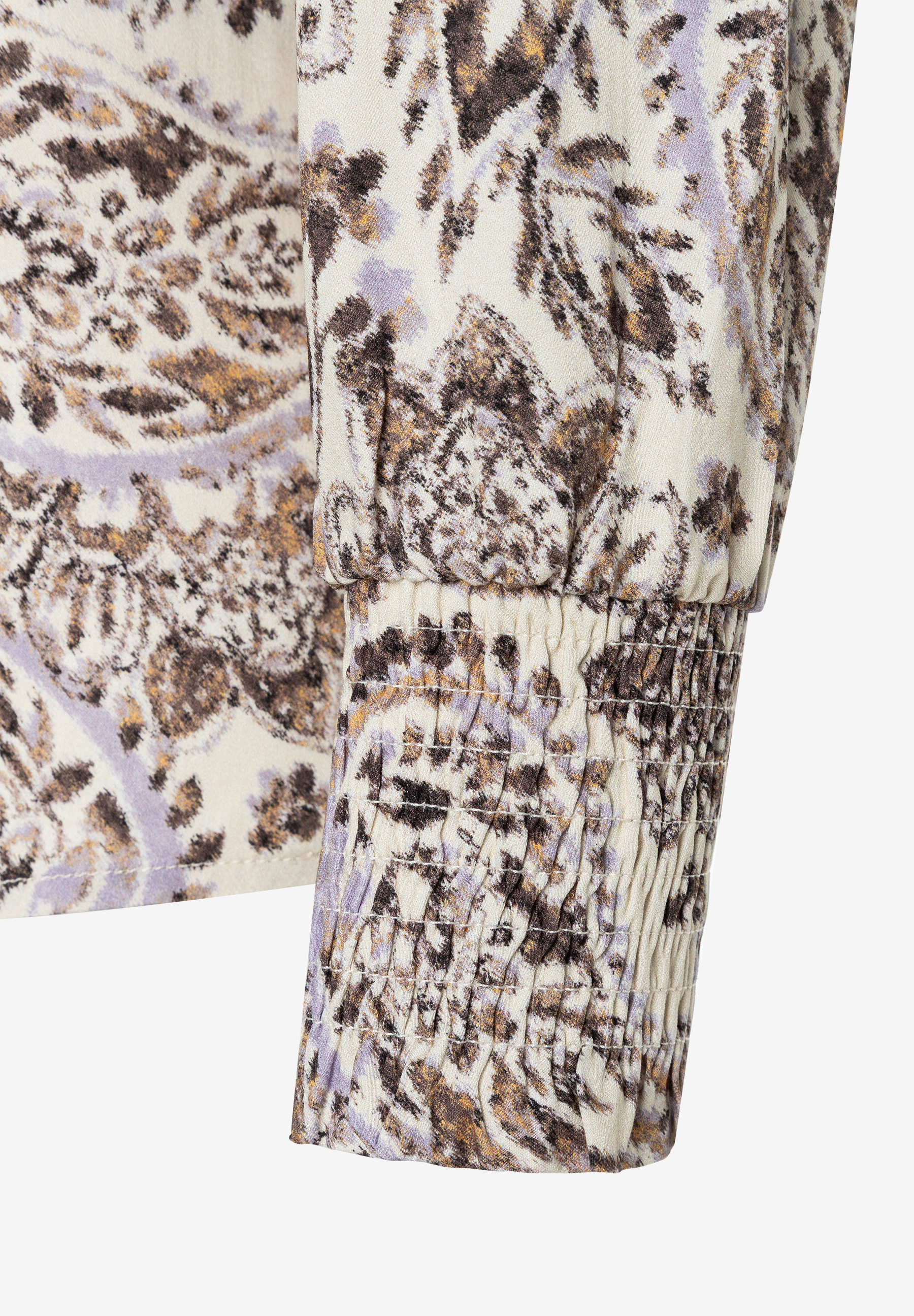 MORE & MORE Bluse: Detailansicht des Ärmelendes mit gesmoktem Bündchen und Paisley-Muster in Lila, Braun und Gold auf Beige
