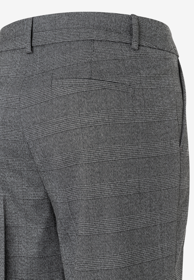 Detailaufnahme einer MORE & MORE Webware Hose/Jeans mit dezentem Karomuster und Gesäßtasche. Detailaufnahme einer MORE & MORE Webware Hose/Jeans mit dezentem Karomuster und Gesäßtasche.