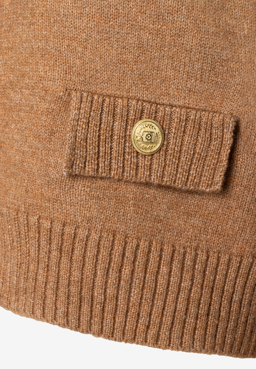 Nahaufnahme eines Strickoberteils von MORE & MORE mit dekorativem Knopf. Nahaufnahme eines Strickoberteils von MORE & MORE mit dekorativem Knopf.