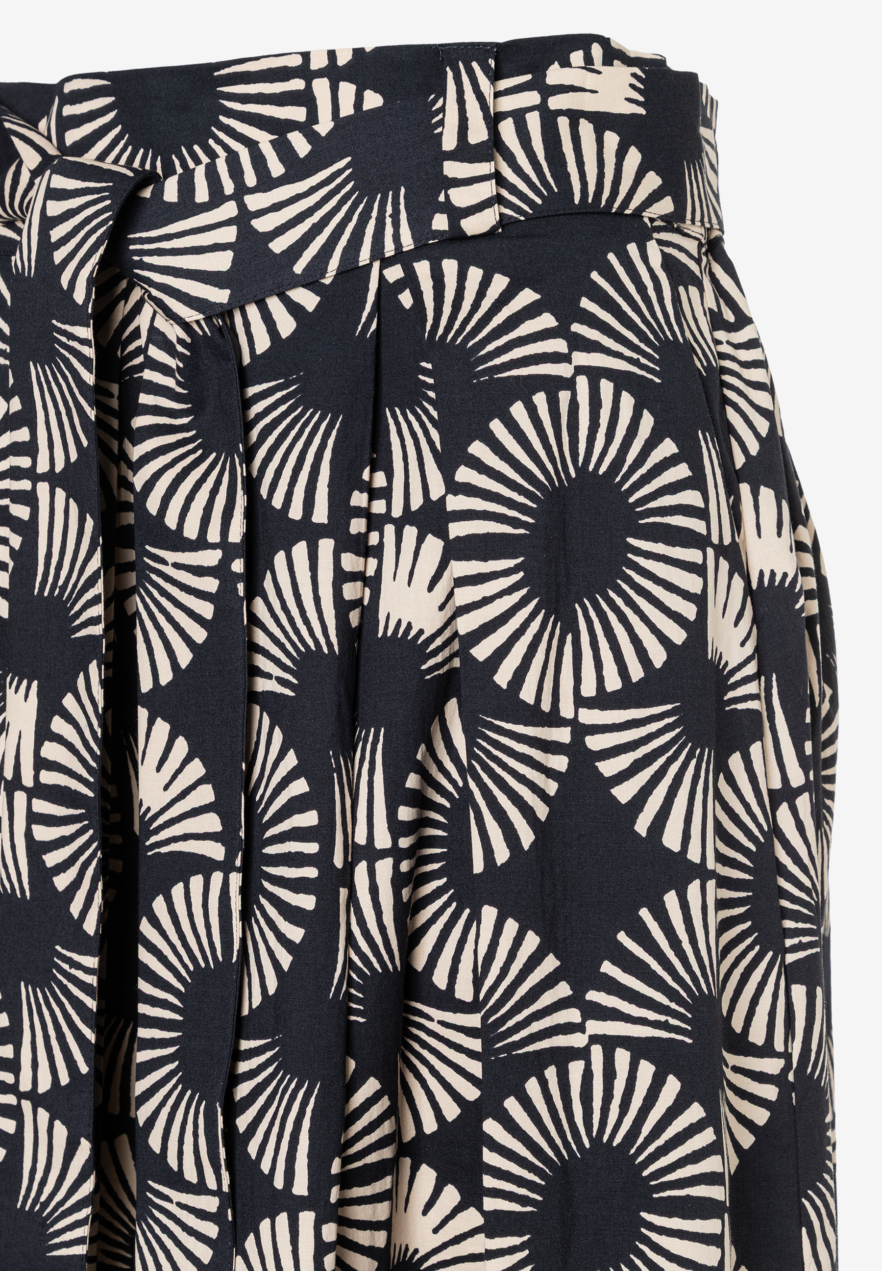 Nahaufnahme eines MORE & MORE Rocks mit floralem Muster. Popeline-Material mit Stretch für angenehmen, hautfreundlichen Tragekomfort. Nahaufnahme eines MORE & MORE Rocks mit floralem Muster. Popeline-Material mit Stretch für angenehmen, hautfreundlichen Tragekomfort.