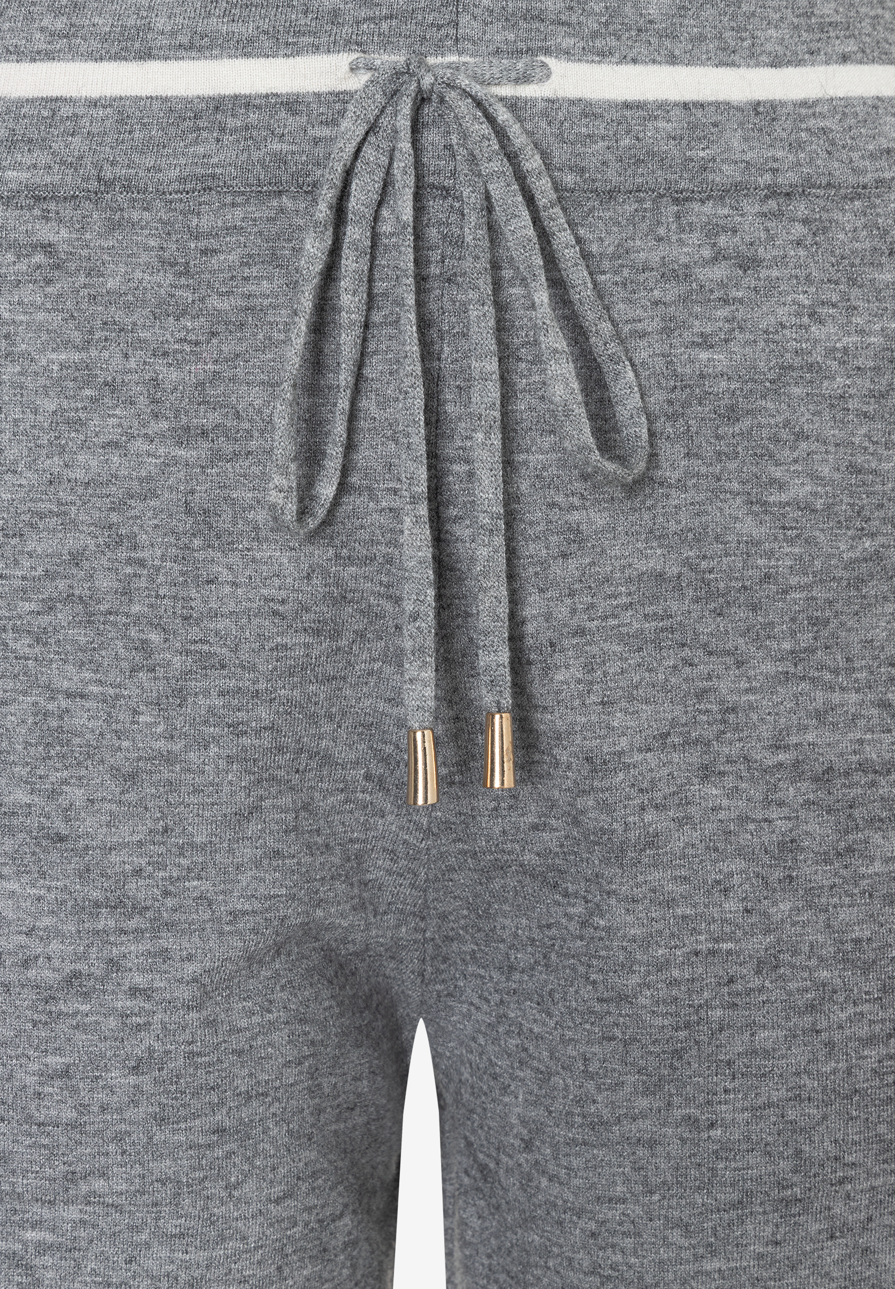 Nahaufnahme einer grauen MORE & MORE Hose/Jeans mit weißen Streifen und Tunnelzug. Nahaufnahme einer grauen MORE & MORE Hose/Jeans mit weißen Streifen und Tunnelzug.