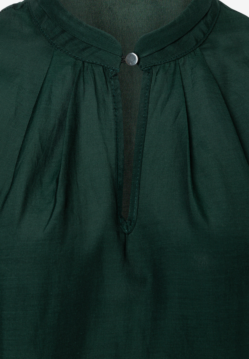 MORE & MORE Bluse in Dunkelgrün mit Stehkragen und gerafftem Ausschnitt, der mit einem silbernen Knopf verschlossen ist.