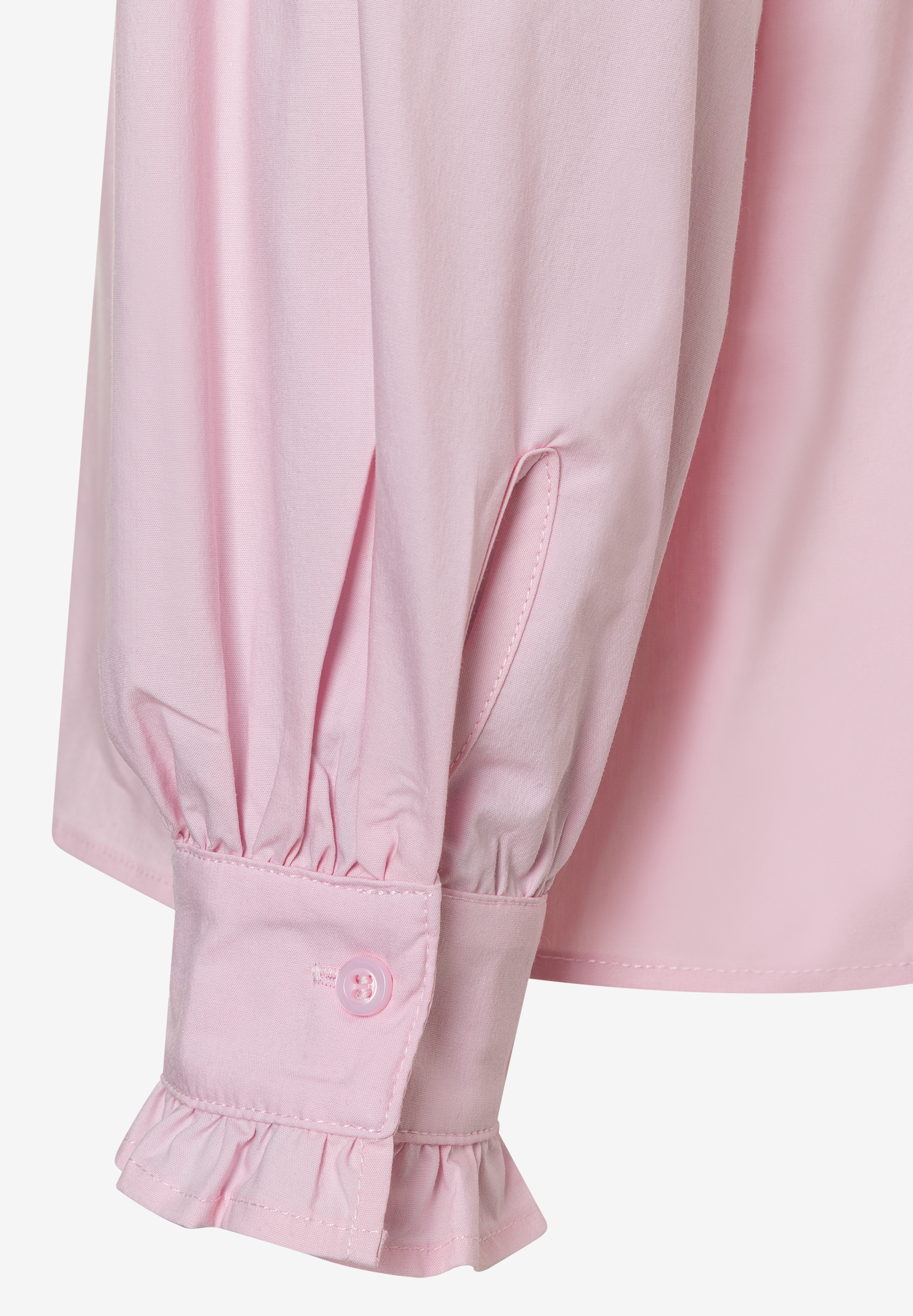 Detailaufnahme einer rosa MORE & MORE Bluse aus Popeline mit Rüschen am Ärmel. Detailaufnahme einer rosa MORE & MORE Bluse aus Popeline mit Rüschen am Ärmel.