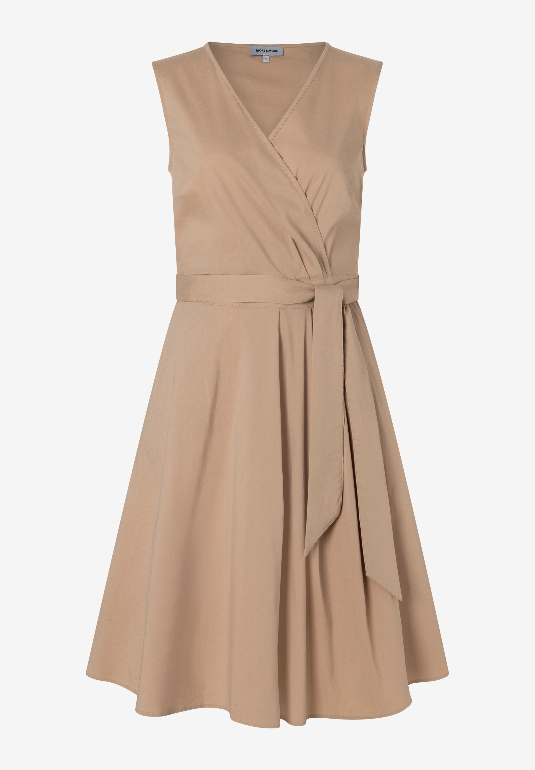 MORE & MORE Popeline Wickelkleid in Beige, knielang, ärmellos mit V-Ausschnitt, aus elastischem, hautfreundlichem Material. MORE & MORE Popeline Wickelkleid in Beige, knielang, ärmellos mit V-Ausschnitt, aus elastischem, hautfreundlichem Material.
