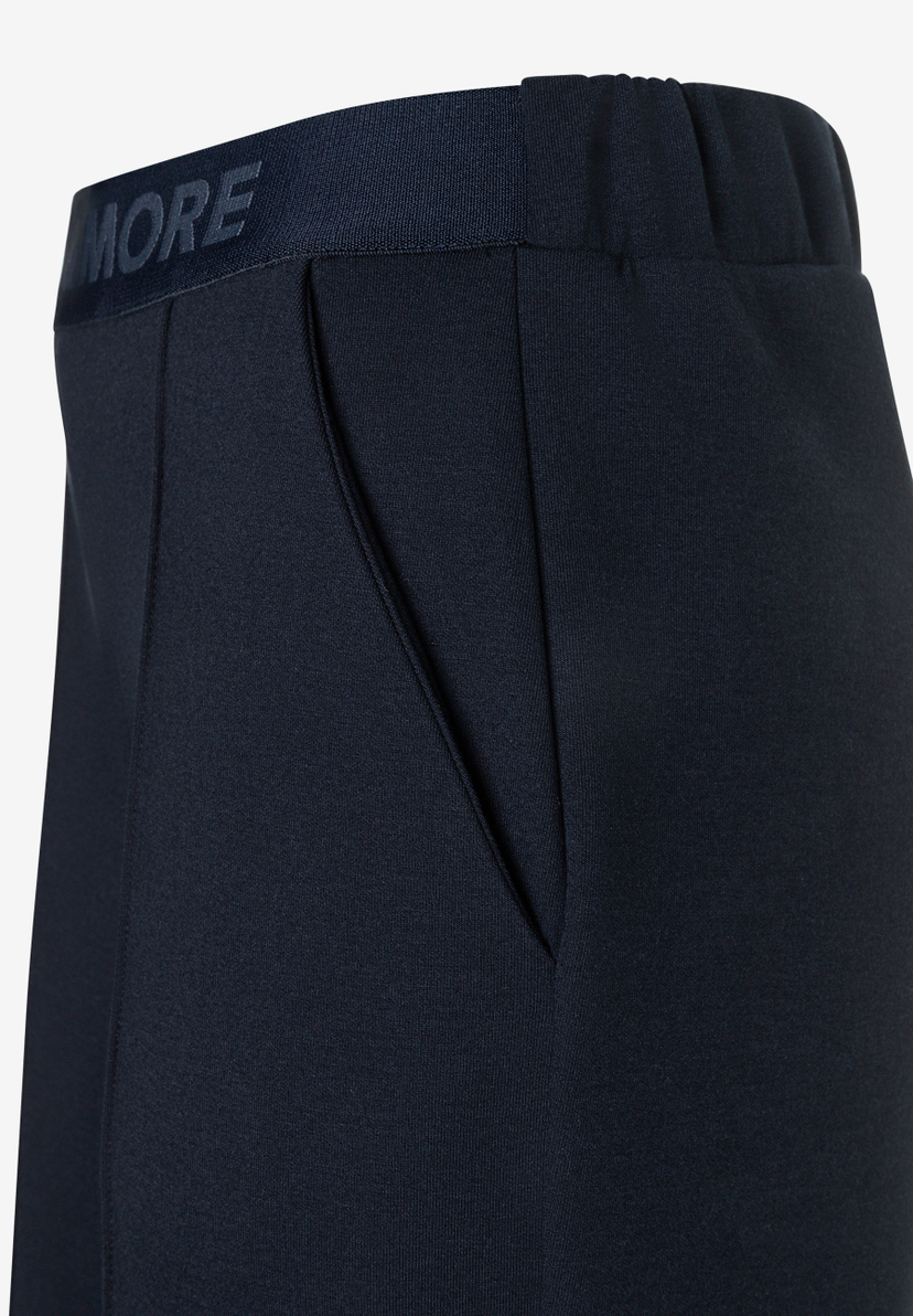 MORE & MORE Jersey-Hose: dunkelblaue, elastische Hose mit Gummibund und Marken-Logo. Eine seitliche Eingrifftasche. MORE & MORE Jersey-Hose: dunkelblaue, elastische Hose mit Gummibund und Marken-Logo. Eine seitliche Eingrifftasche.