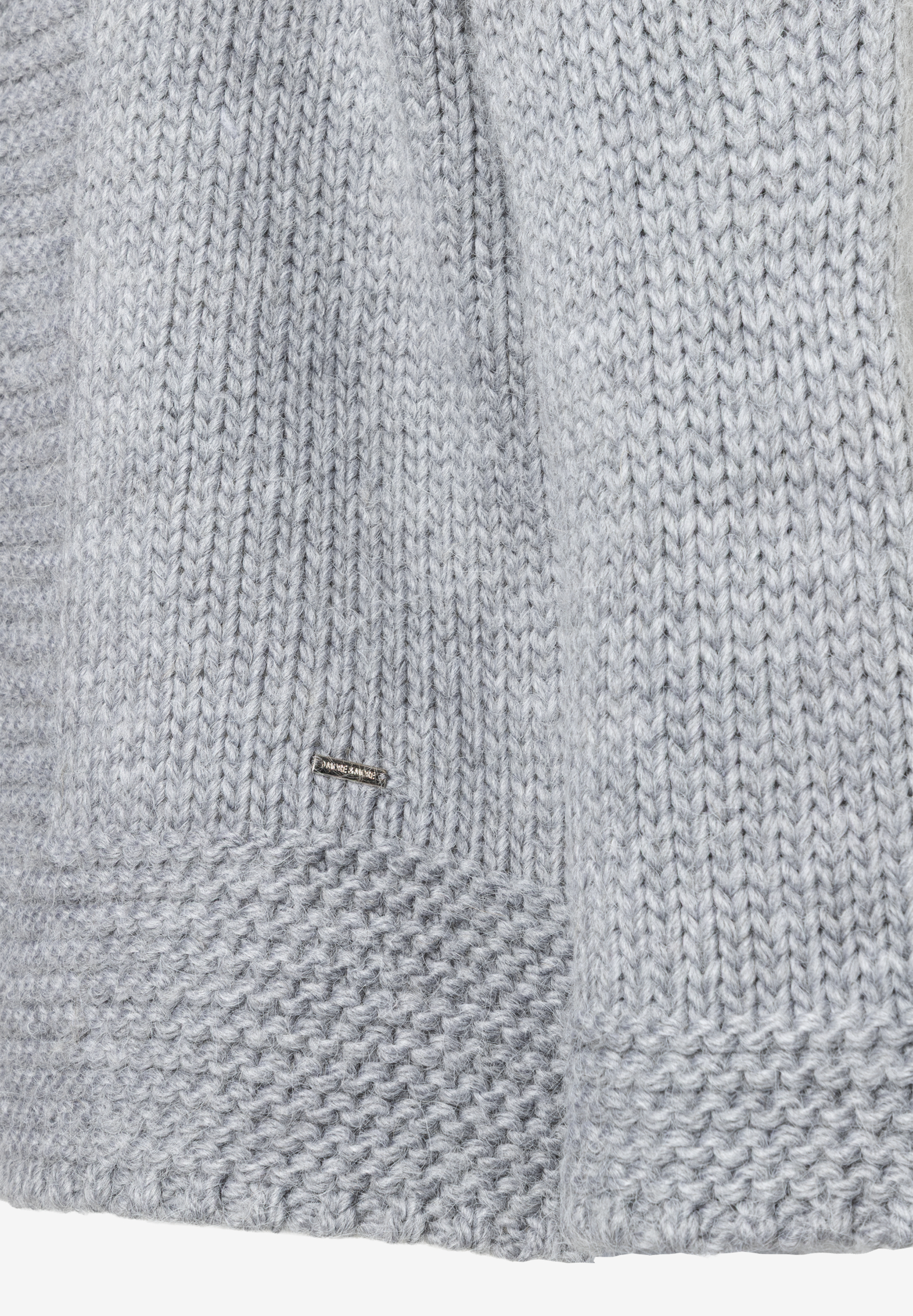 Nahaufnahme eines grauen MORE & MORE Strick-Oberteils mit warmem, angenehmen Tragekomfort und feiner Materialkonstruktion. Nahaufnahme eines grauen MORE & MORE Strick-Oberteils mit warmem, angenehmen Tragekomfort und feiner Materialkonstruktion.