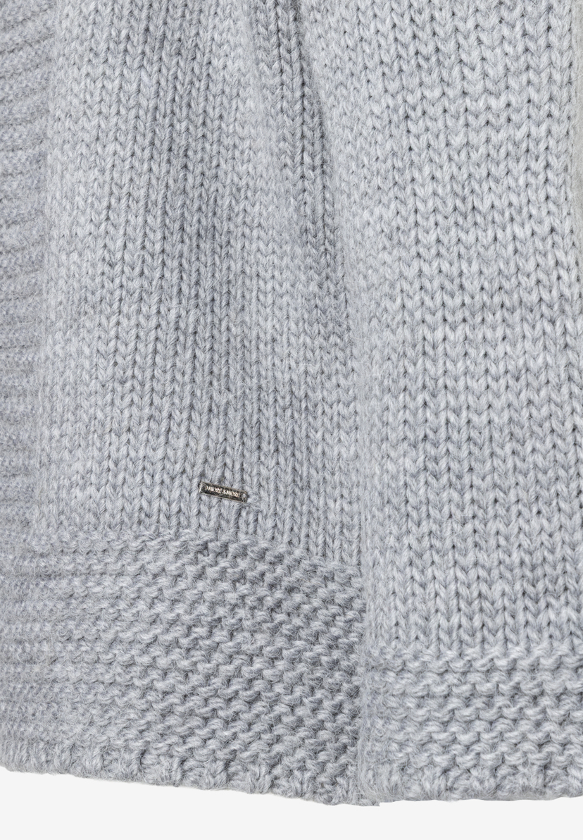 Nahaufnahme eines grauen MORE & MORE Strick-Oberteils mit warmem, angenehmen Tragekomfort und feiner Materialkonstruktion. Nahaufnahme eines grauen MORE & MORE Strick-Oberteils mit warmem, angenehmen Tragekomfort und feiner Materialkonstruktion.