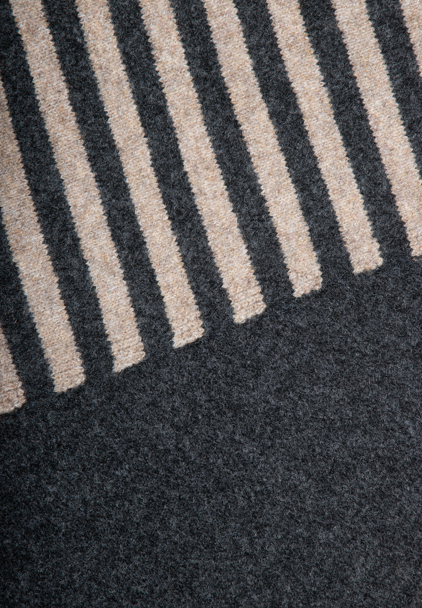 MORE & MORE Accessoire: Eine Nahaufnahme zeigt ein gemustertes Accessoire mit diagonalen Streifen in Dunkelgrau und Beige auf der oberen Hälfte und einfarbig Dunkelgrau auf der unteren Hälfte.