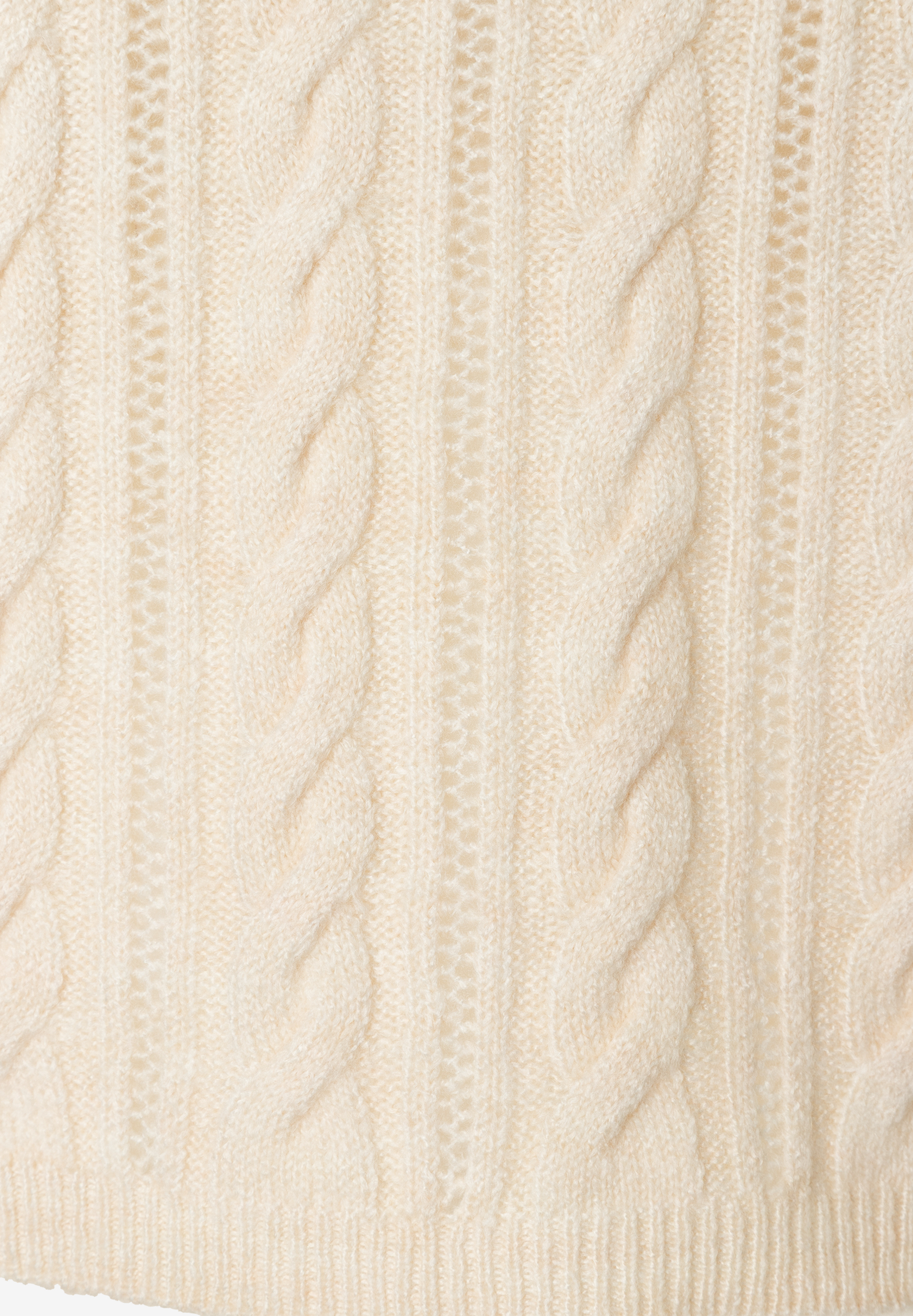 Detailansicht eines MORE & MORE Oberteils in Zopfstrick mit angenehmem Tragekomfort und weichem Griff. Detailansicht eines MORE & MORE Oberteils in Zopfstrick mit angenehmem Tragekomfort und weichem Griff.