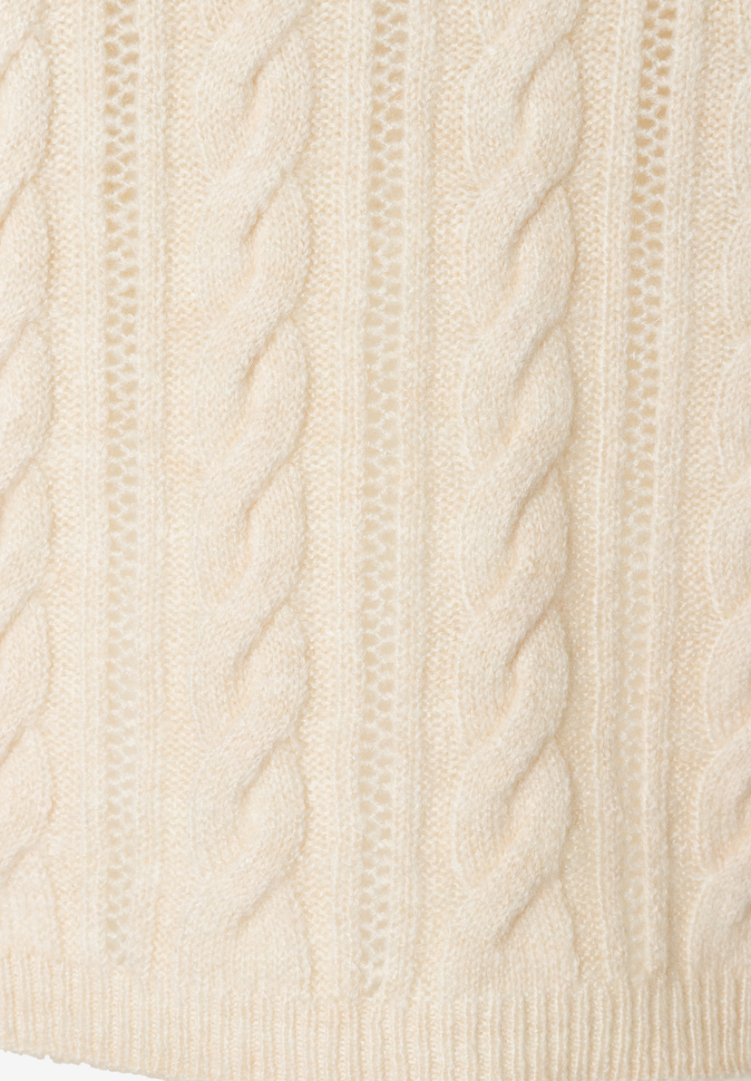 Detailansicht eines MORE & MORE Oberteils in Zopfstrick mit angenehmem Tragekomfort und weichem Griff. Detailansicht eines MORE & MORE Oberteils in Zopfstrick mit angenehmem Tragekomfort und weichem Griff.