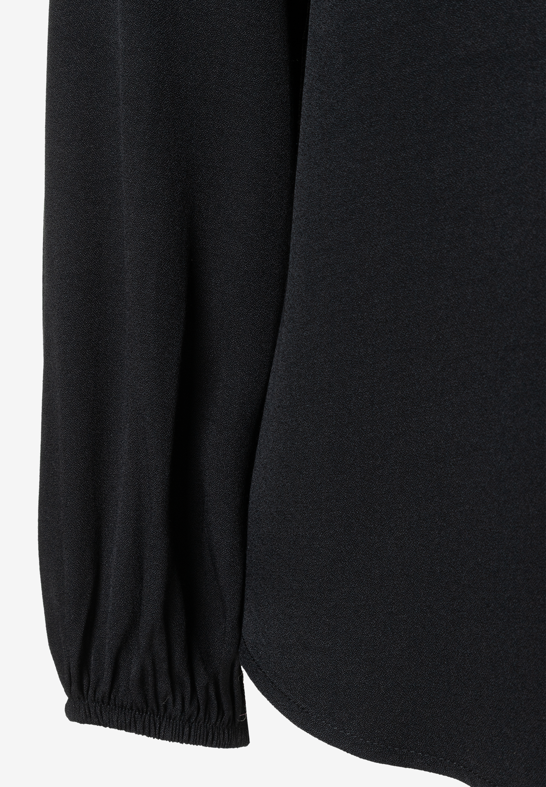 MORE & MORE schwarze Bluse, Nahaufnahme der Ärmel und des Saums mit gerafften Bündchen.