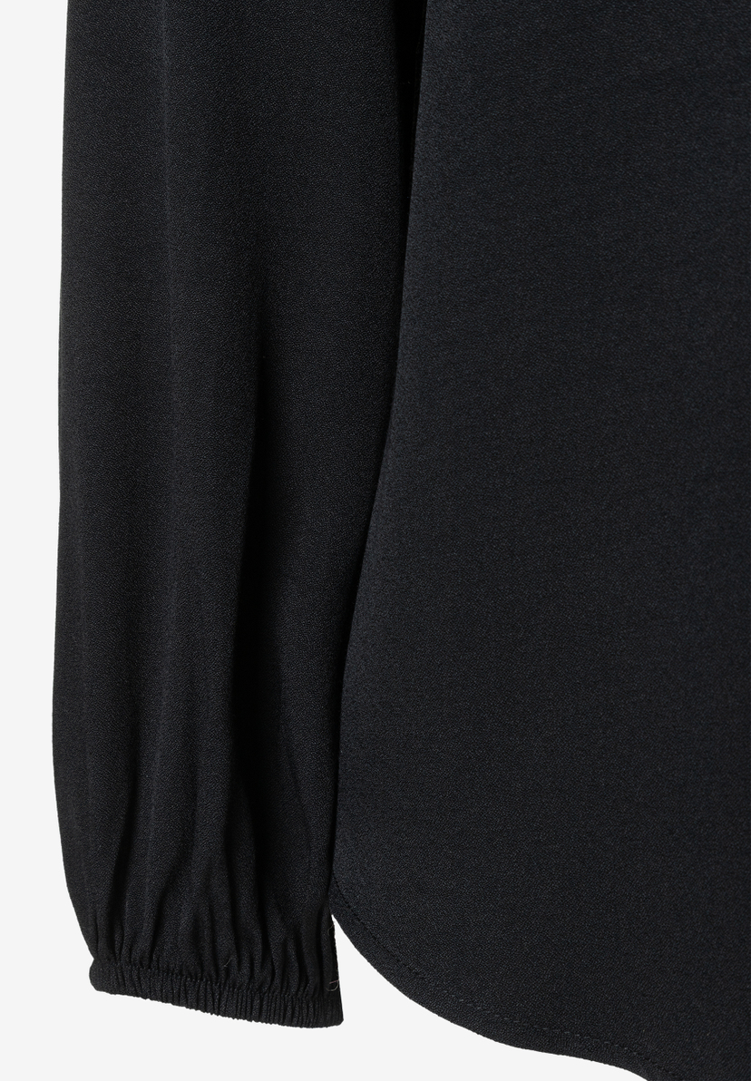 MORE & MORE schwarze Bluse, Nahaufnahme der Ärmel und des Saums mit gerafften Bündchen. MORE & MORE schwarze Bluse, Nahaufnahme der Ärmel und des Saums mit gerafften Bündchen.